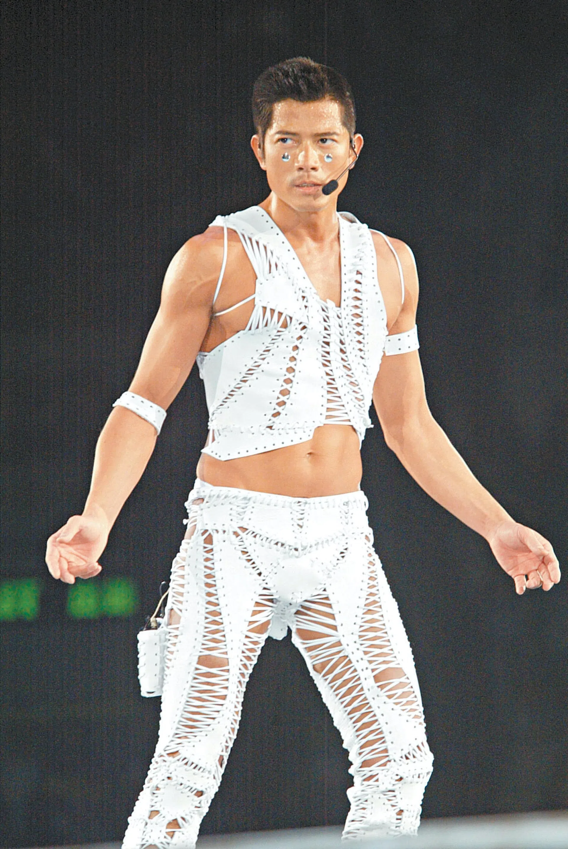 郭富城在舞台秀精实身材不显老态，完全看不出他已经58岁。（互联网）