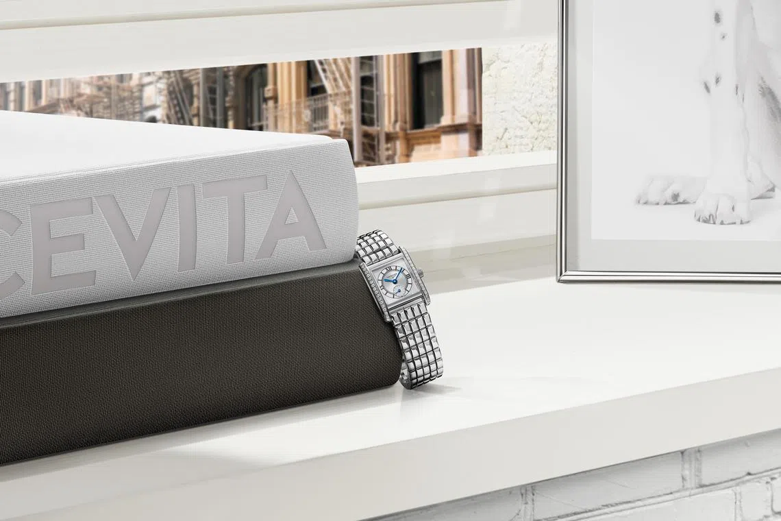 全新迷你黛绰维纳系列有丰富配色和配置可选，包括镶钻表壳款。（浪琴表提供）