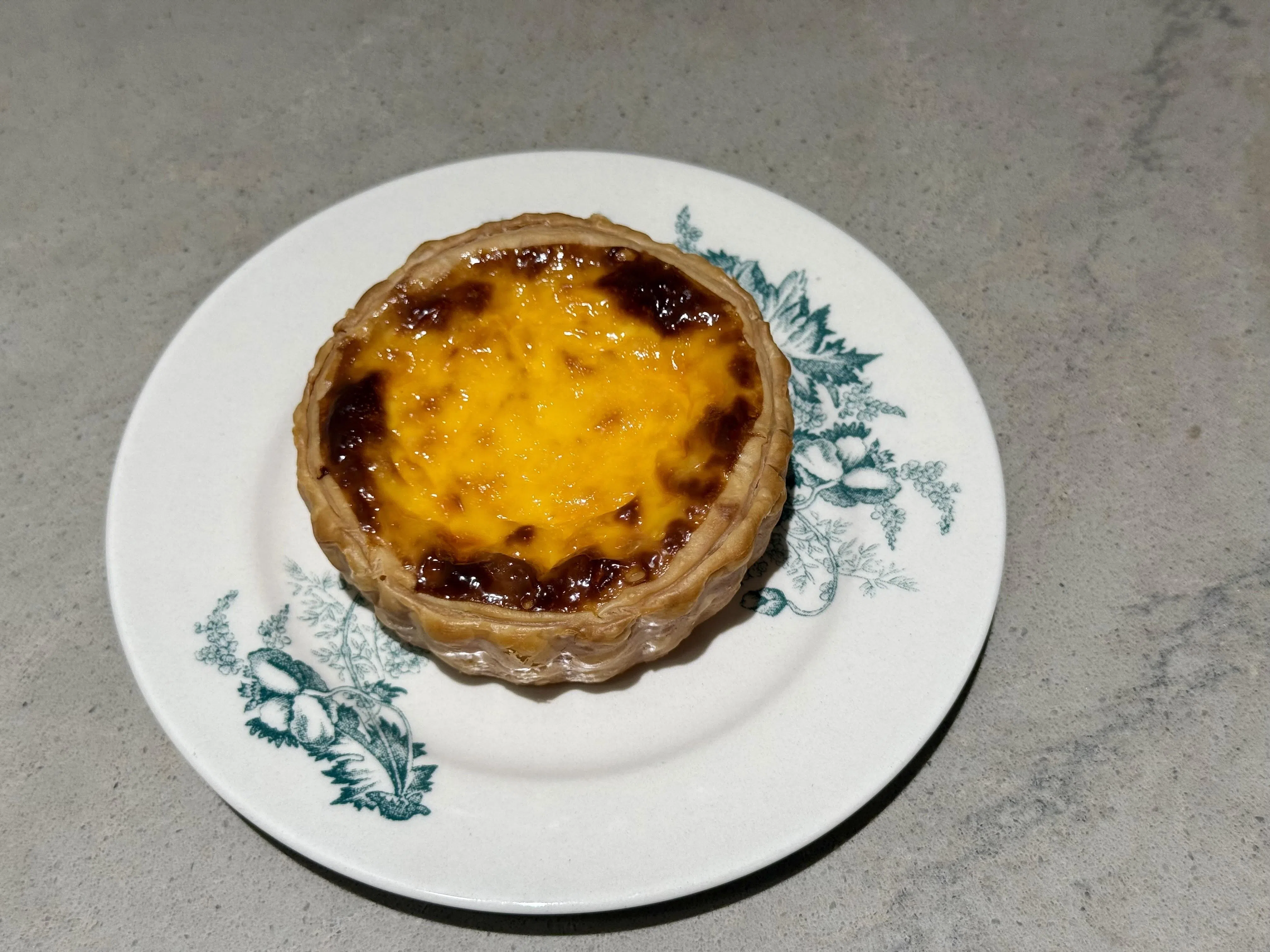 榴梿蛋挞层层酥脆，搭配顺滑细腻的榴梿奶油内馅，蛋香与果香交融。（叶晓虹摄）