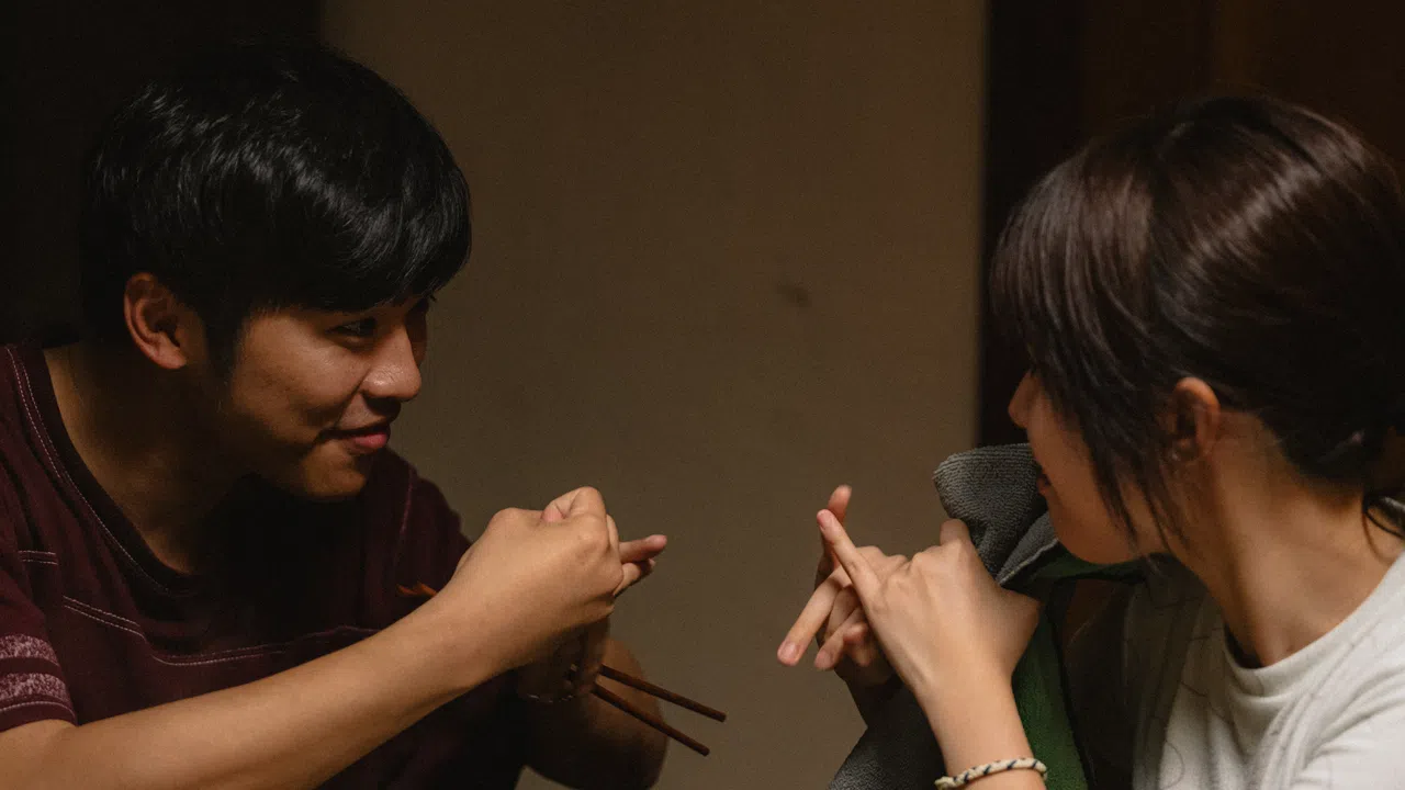 游学修（左）演绎只会手语的聋哑人士，并凭角色入围去年金马奖最佳男主角奖。（新加坡华语电影节提供）