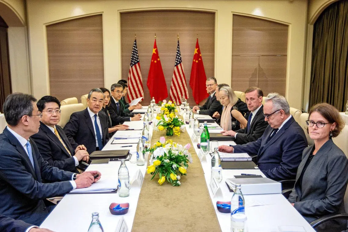 中共中央外事工作委员会办公室主任、外长王毅（左三）1月26日在泰国曼谷与美国国家安全顾问沙利文（右三）举行两天会谈，台湾问题是双方讨论的重点之一。（新华社）