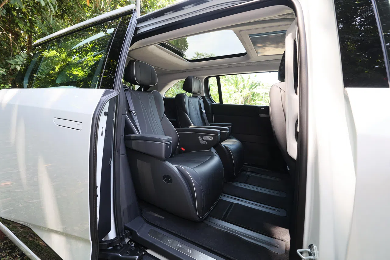 小鹏X9可降低高度，门边有扶手，方便老人轻松上下车。（龙国雄摄）