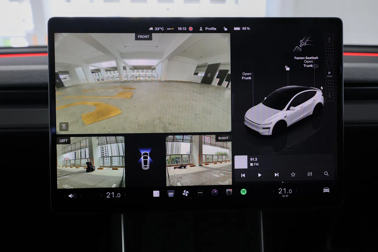 车子配备全新前置摄像头，结合两侧盲点摄像头，安全性进一步提升。（陈心媛摄）