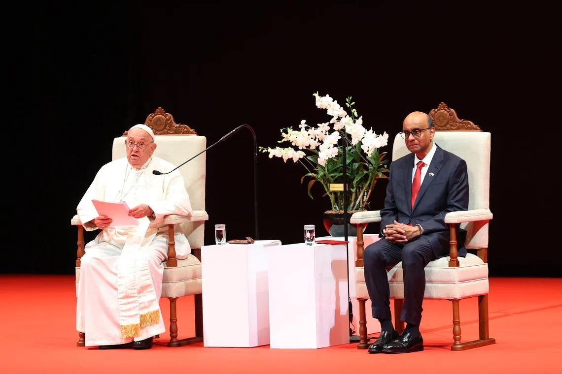 罗马天主教教宗方济各（左）和我国总统尚达曼，星期四（9月12日）上午在新加坡国立大学文化中心先后发表演说，两人的座位之间摆放以方济各命名的胡姬花“教宗方济各石斛兰”。（唐家鸿摄）