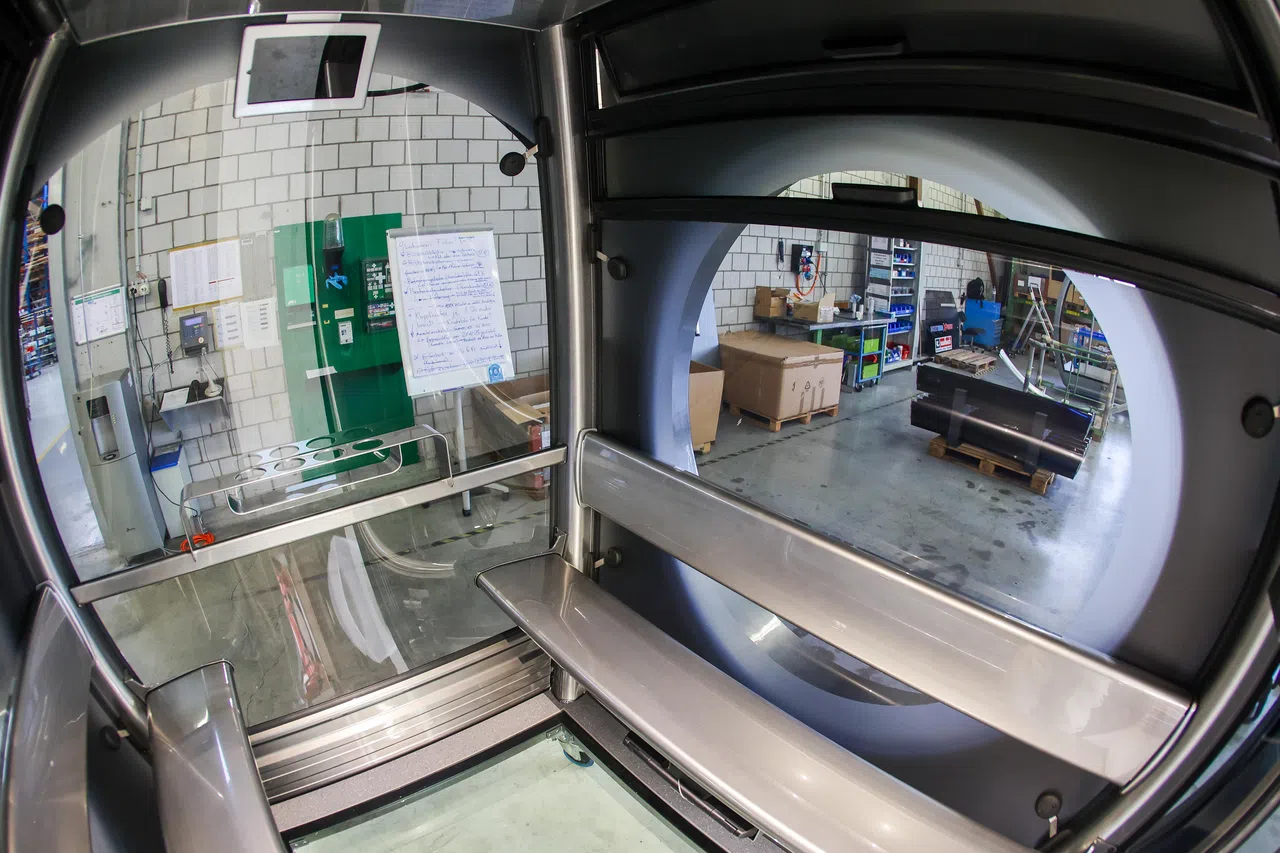 第五代新缆车NexGen可载五至六人，座位具镜面反射效果，地面装有三层强化透明玻璃，可让乘客饱览脚下新加坡景致。（卓祾祎摄）