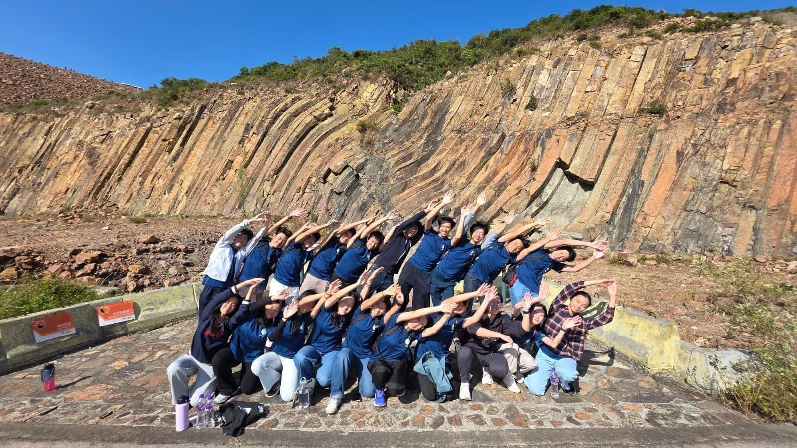 在香港联合国教科文组织世界地质公园，学生置身于亿万年的地质遗迹前，感受自然力量的宏大，并反思人类认知的局限。（安德逊实龙岗初院提供）
