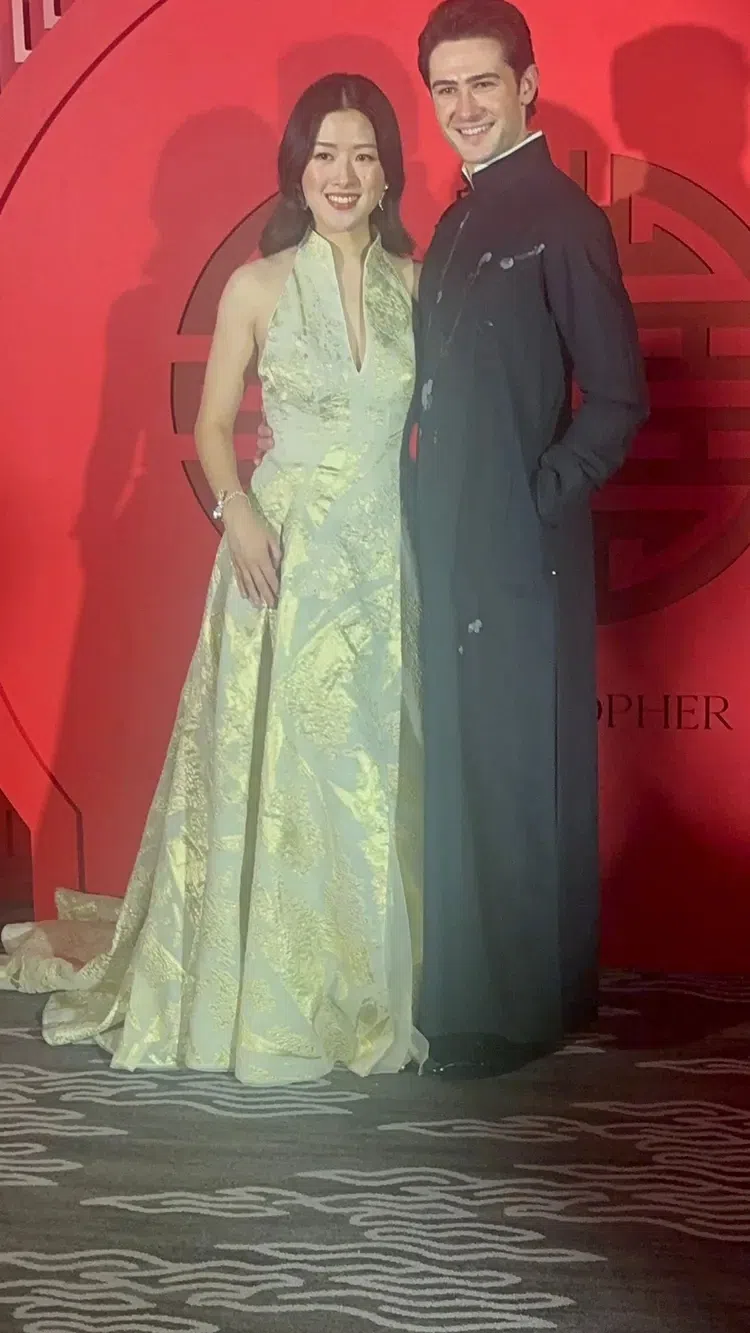 王羚和Chris穿上中式服饰。（互联网）