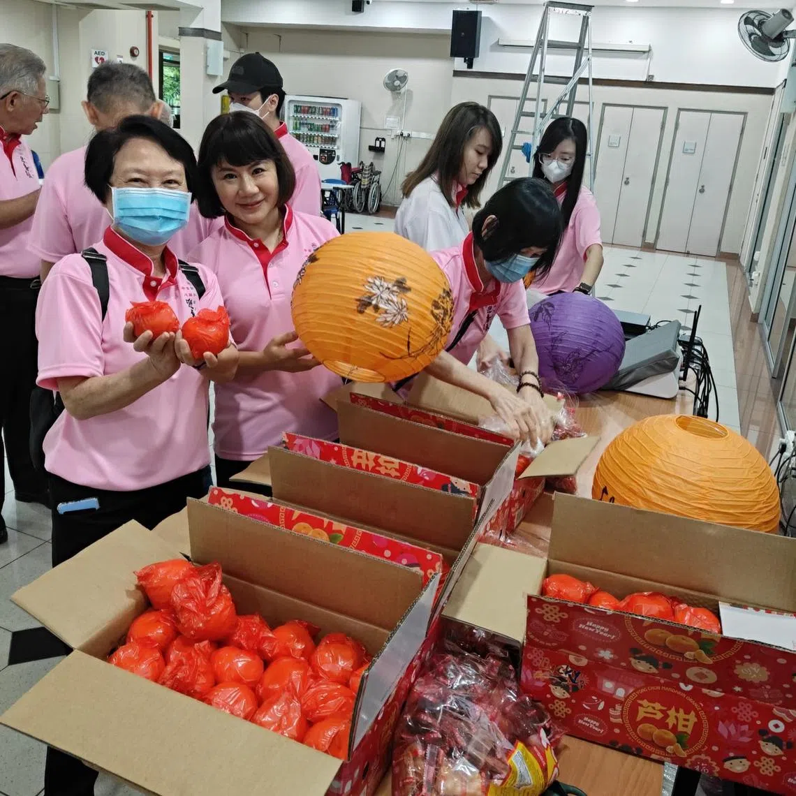 同安会馆带着挥春和灯笼，到琼州乐善居与年长者提早欢庆新春。（同安会馆提供）