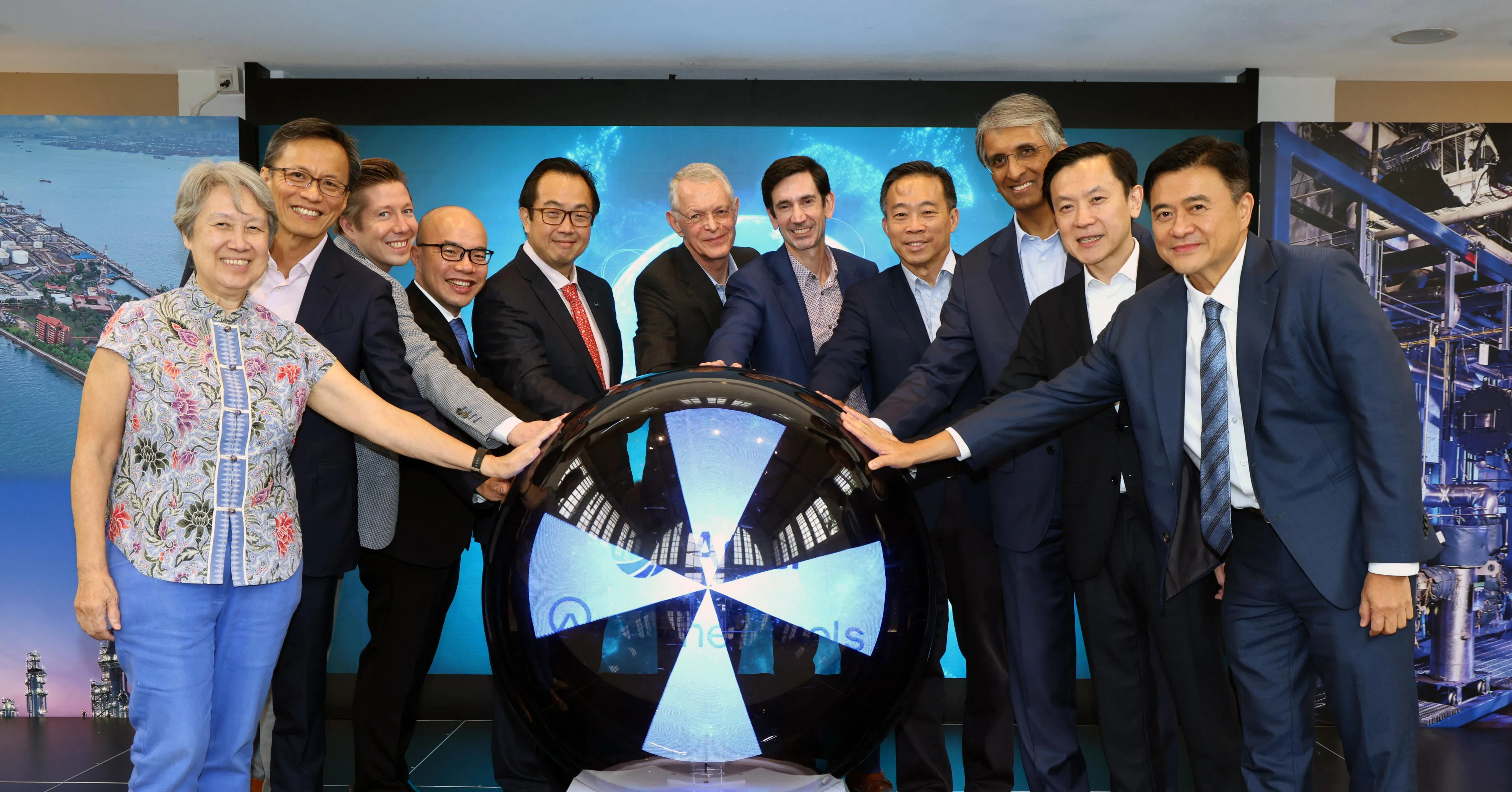 亚狮达、以太燃料、新加坡经济发展局，以及淡马锡控股的代表们，星期二在淡马锡店屋启动“灯塔计划”。这些代表包括淡马锡信托基金会主席何晶（左一）、亚狮达首席财务官许嘉兴（左四）、亚狮达总裁徐福亮（右二）、淡马锡控股及淡马锡国际执行董事兼首席执行长狄澜（右三）、新加坡经济发展局主席方章文（右四），以及以太燃料创办人兼首席执行官马迪甘（右五）。（梁麒麟摄）