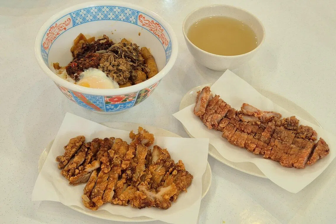 面粉粿配搭炸鸡排或炸猪排，带给食客新鲜选择。（陈爱薇摄）