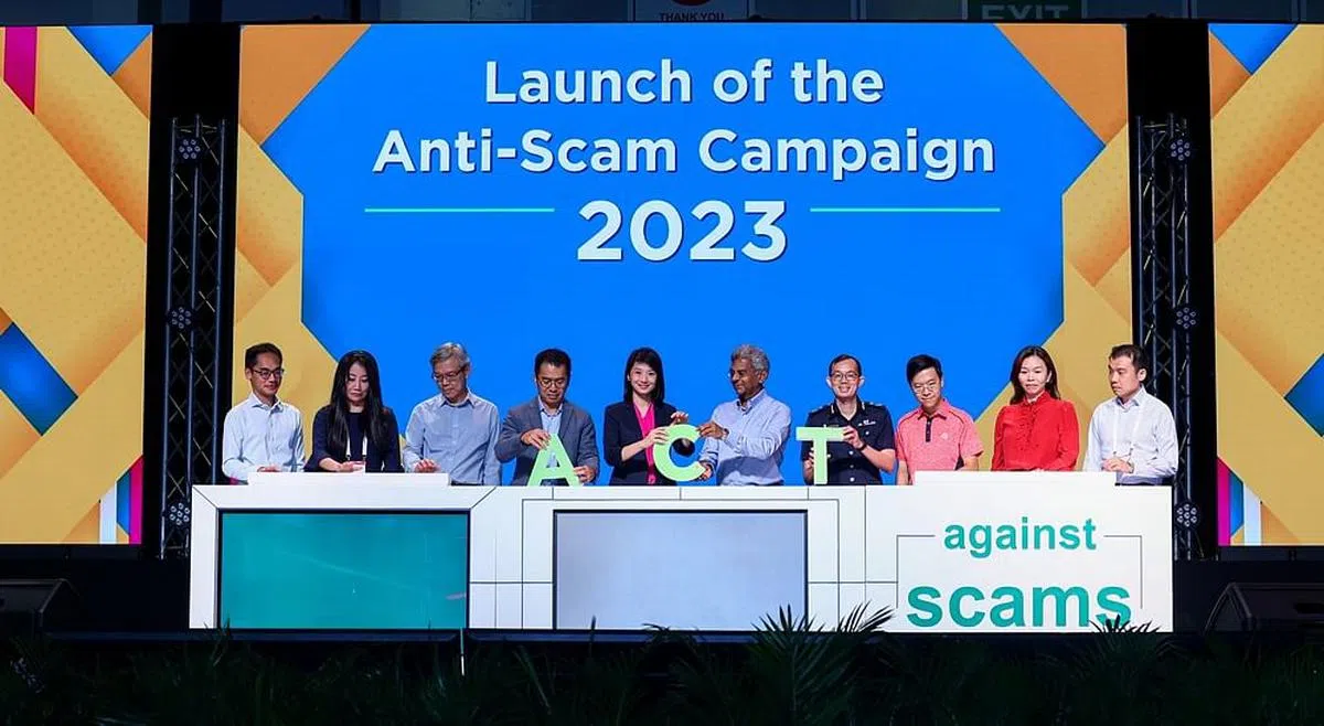 在1月18日的第二届反诈骗研讨会上，新加坡金融管理局司长（企业融资与消费者司）纪睿雄（左起）、华侨银行集团法律与条规遵循总裁阮玲、新加坡网络安全助理行政总裁（国家网络防卫）陈学豪、内政部副常任秘书 （政策） 潘国强、内政部兼社会及家庭发展部政务部长孙雪玲、全国罪案防范理事会主席沈结乐、警察副总监（行动）连锦桦、人民协会人民与政府联系署长田文浩、护联中心整合行销通讯部主任林佳霓，以及资讯通信媒体发展局网络策划署副署长陈锋瑾，一同启动反诈骗宣导活动。（陈渊庄摄）