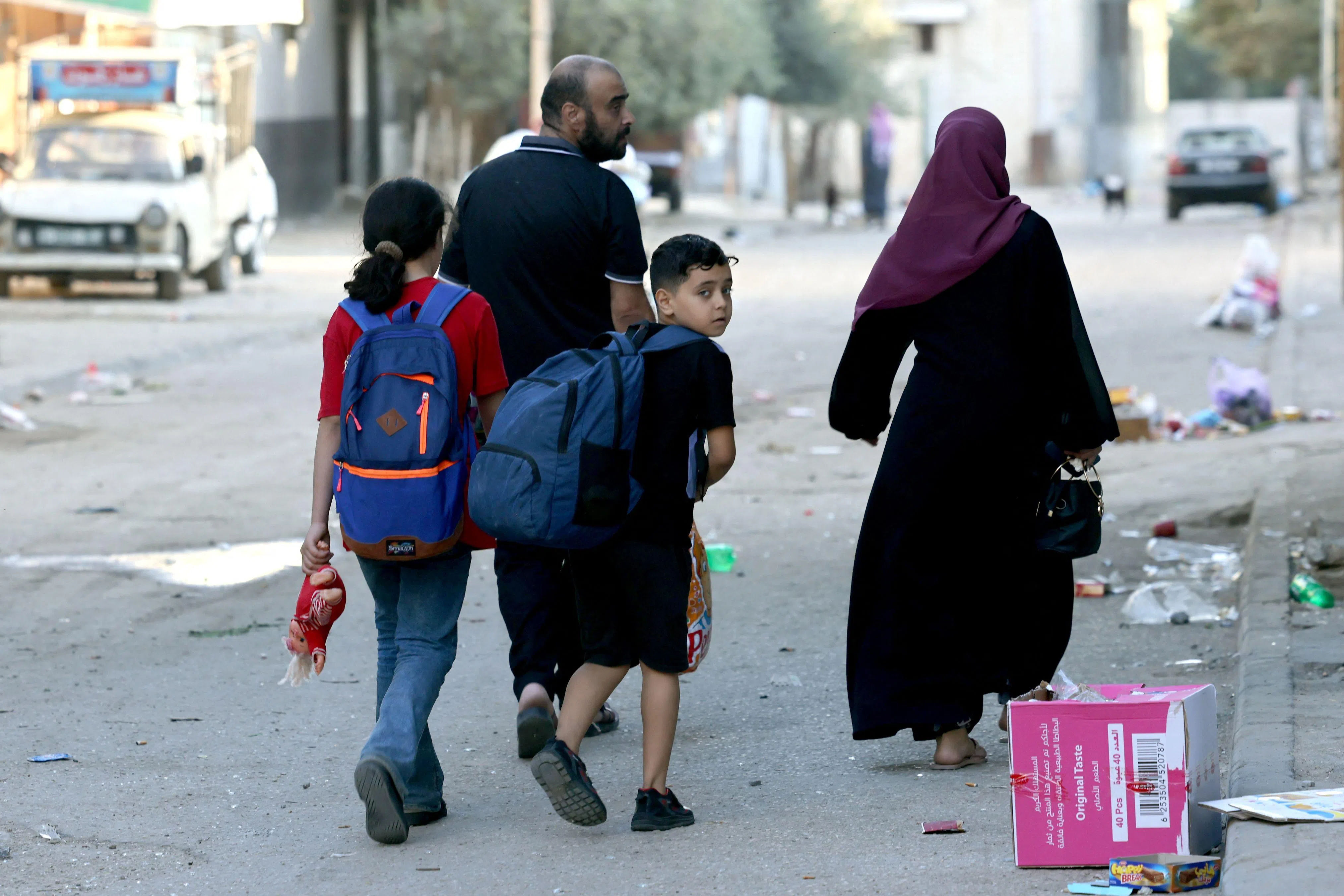 以色列要加沙北部的居民往南撤退。10月30日的照片显示，以色列对加沙地带中部的努塞拉特（Nuseirat）难民营发动空袭后的第二天在路上行走的一户人家。（法新社）