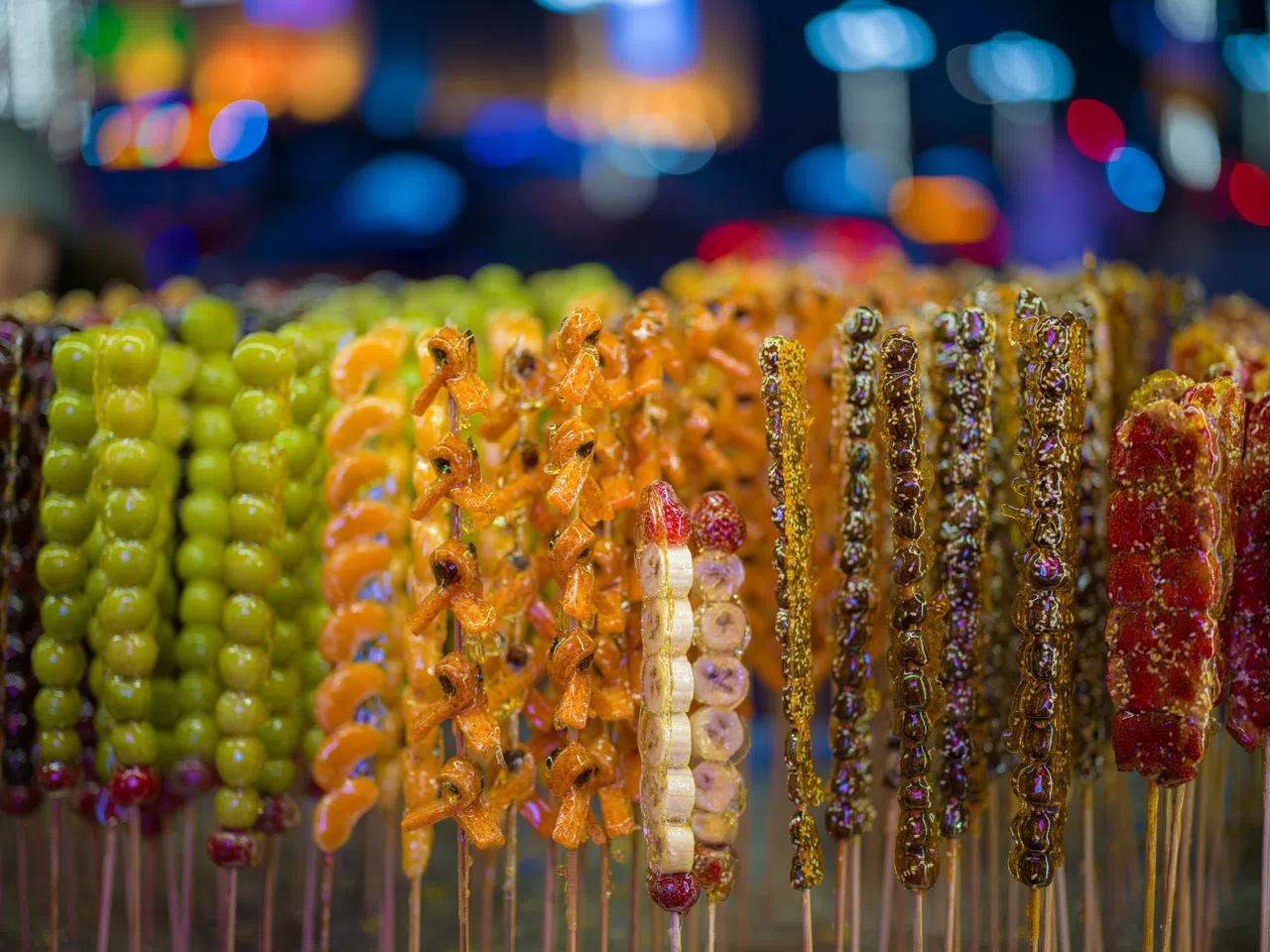 哈尔滨的冰糖葫芦除了传统水果式的，还有螃蟹、辣椒、黄瓜等“奇葩”冰糖葫芦。（图/Getty Images）