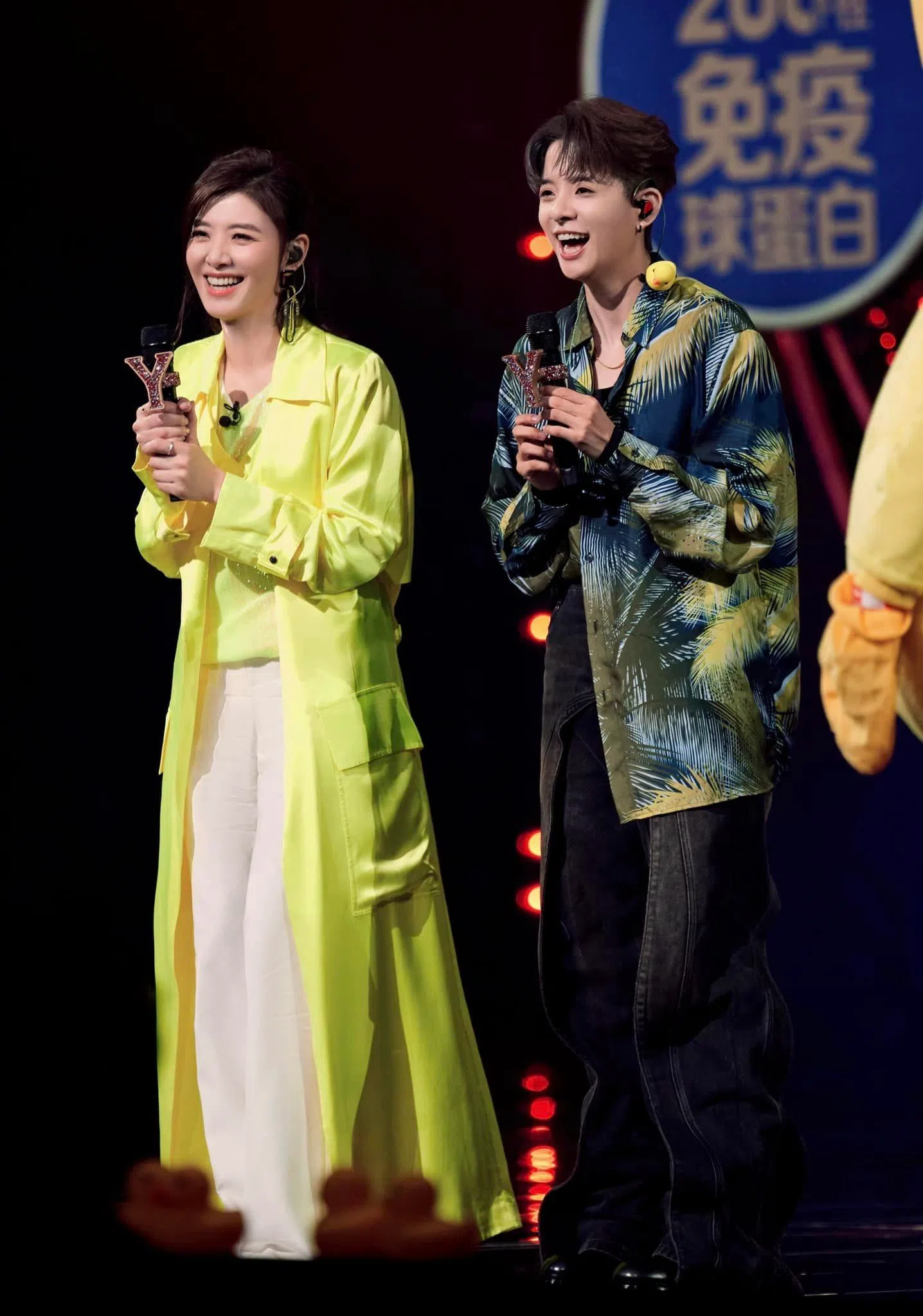 苏慧伦（左）在《我们的歌》第五季与刘逸云演唱经典作《鸭子》。（取自苏慧伦脸书）