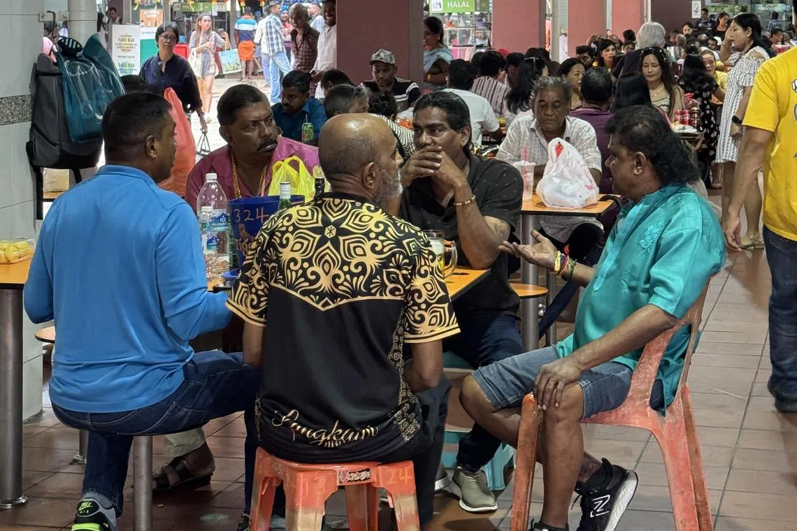 记者上星期天（2月9日）走访熟食中心时，人潮汹涌，食客几乎都是女佣以及客工。（冯凯麟摄）