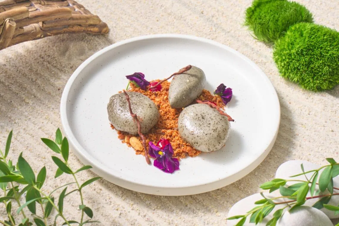 Alice Boulangerie餐馆盘式甜点黑芝麻麻糬，造型像鹅卵石。（餐馆提供）