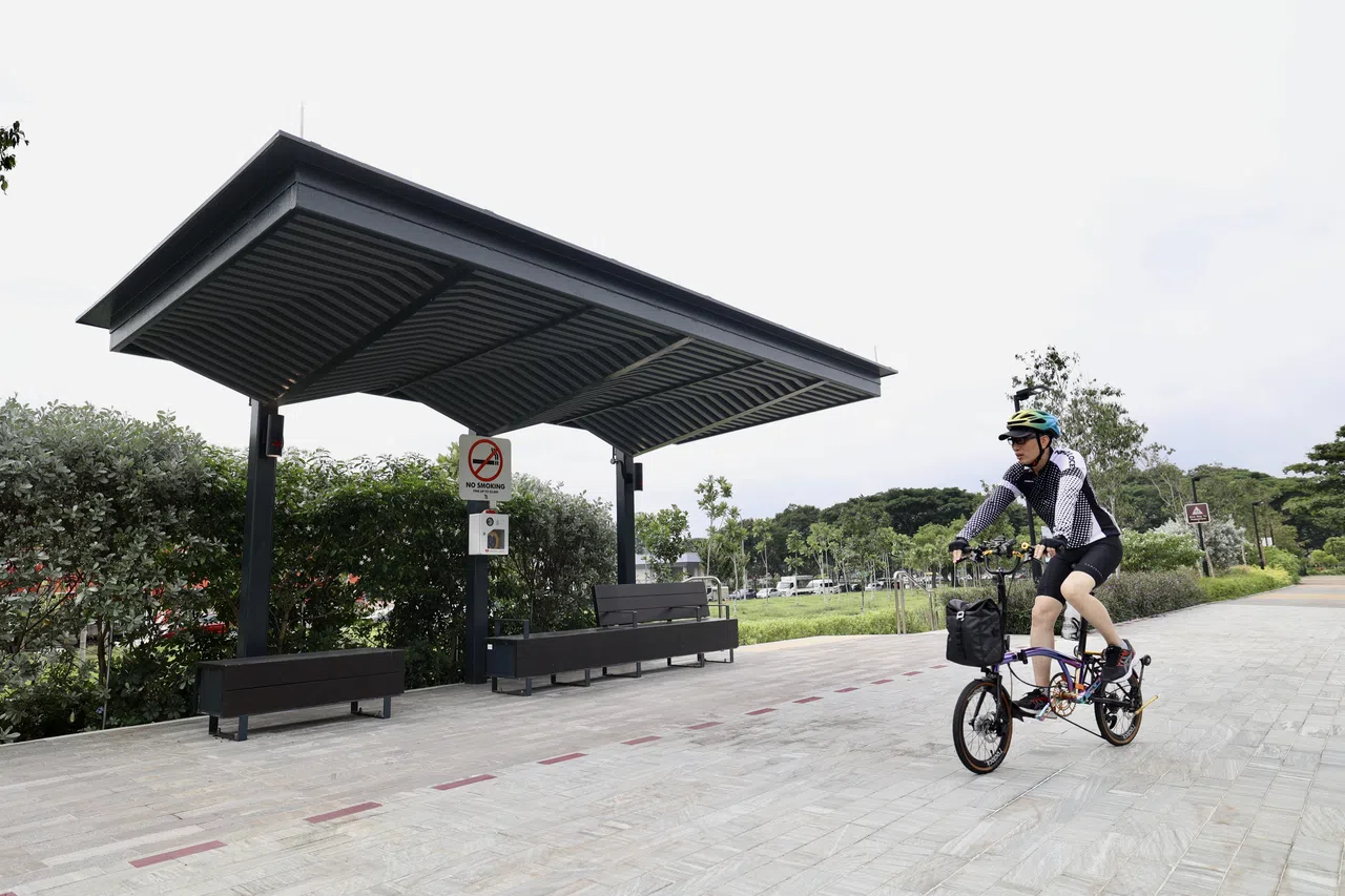 芽笼公园连道的有盖休息区，设计灵感来自旧加冷机场机库的波纹金属屋顶和钢架，这些结构今天仍伫立在原地。（郑一鸣摄）