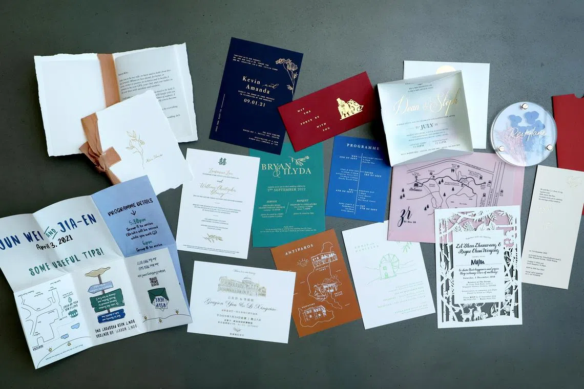 实体喜帖的设计种类十分多样，反映年轻人的不同喜好。（龙国雄摄）