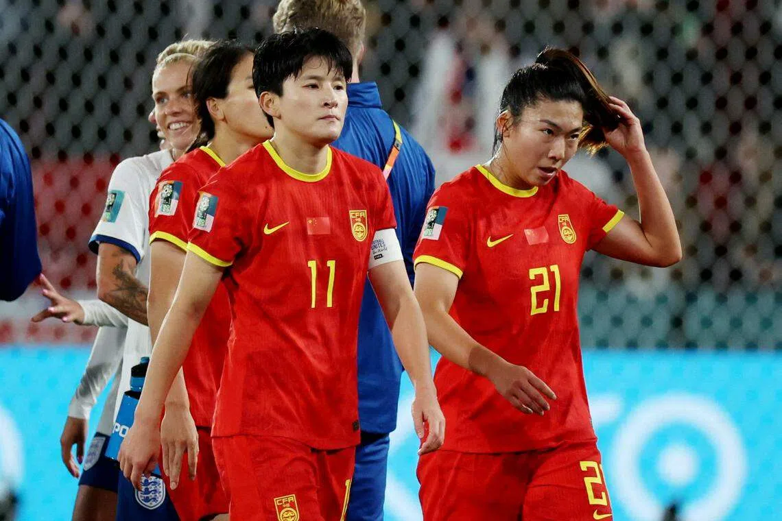 输球后，中国后卫王珊珊（左）和前锋古雅莎落寞离场。（路透社）