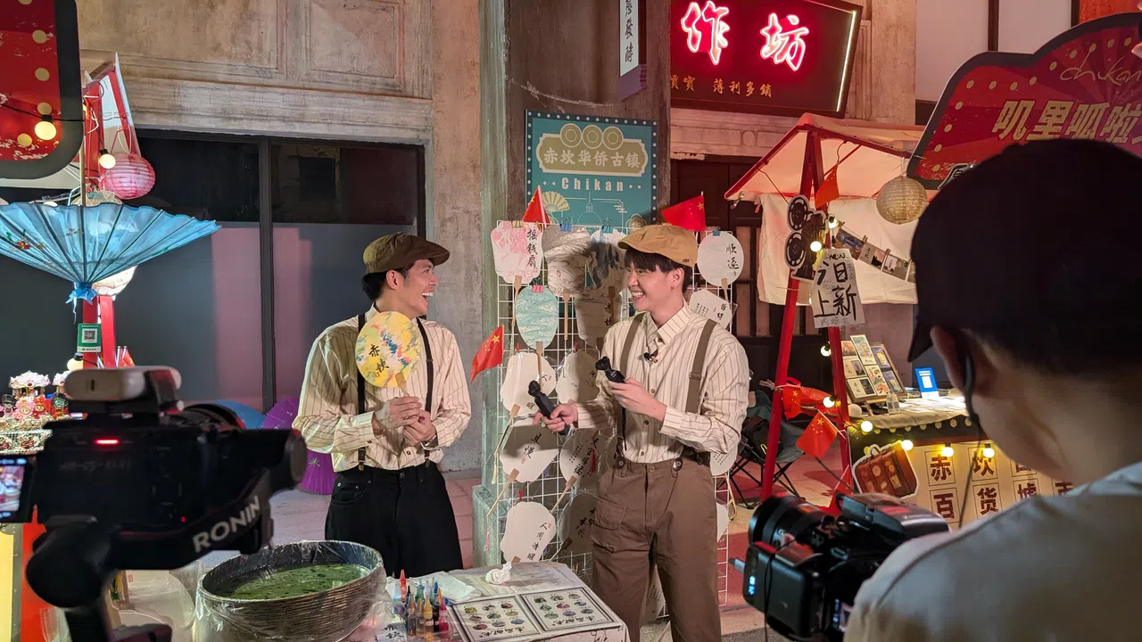 许佳麟（左）和盛天俊的旅游习惯极度不同，但能尊重彼此的需求和感受。（tvN Asia提供）