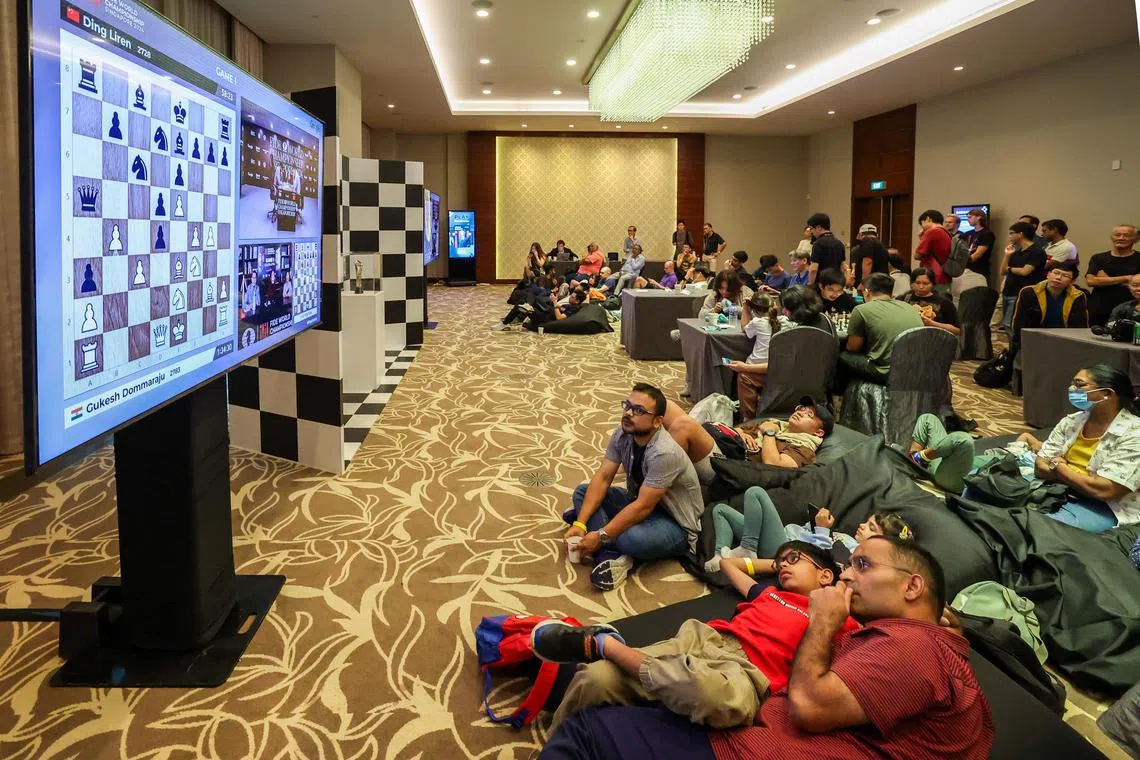 观众可在副厅中观赛，也可进行自己的象棋比赛。（陈斌勤摄）