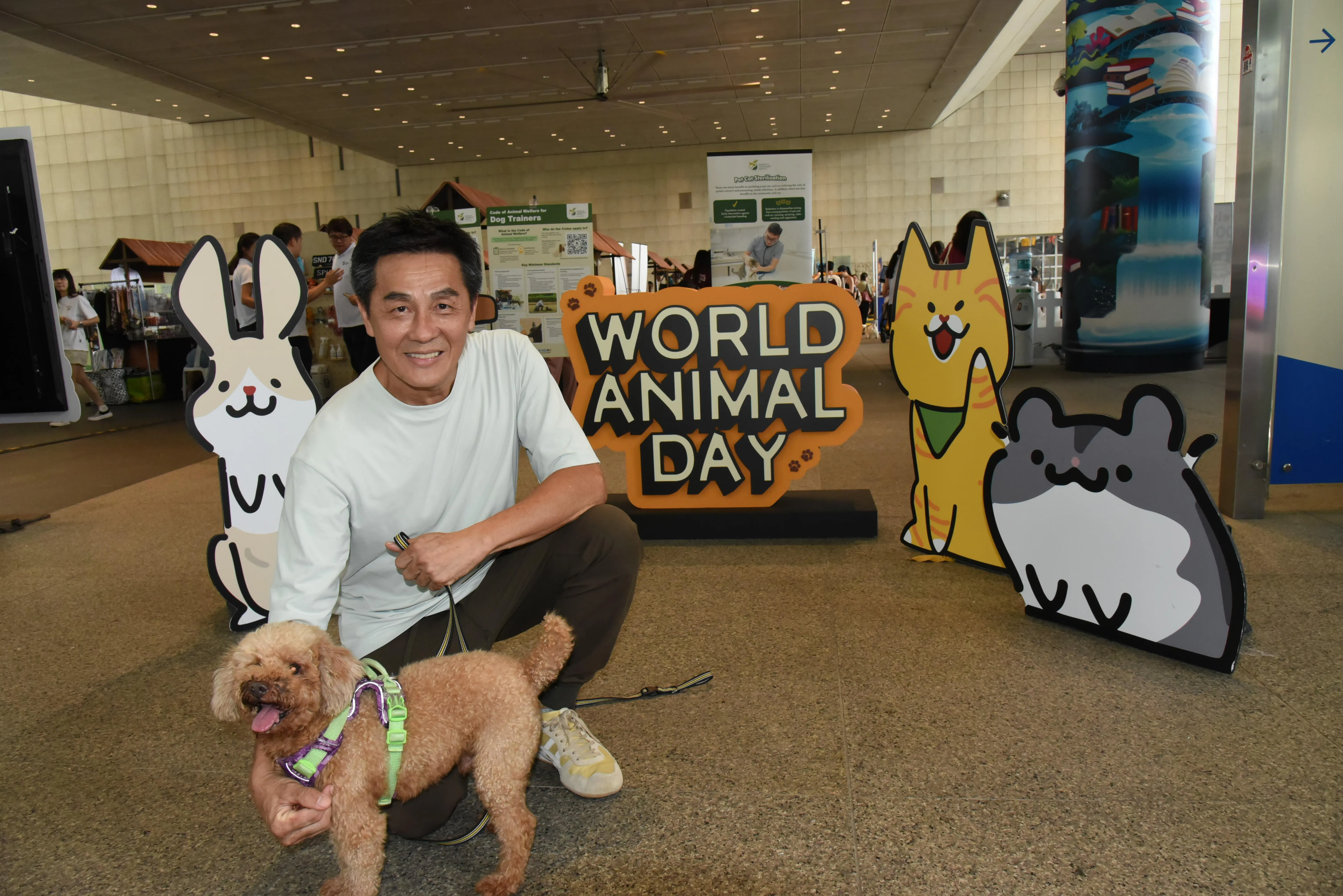 训犬师廖标明入行约25年来，从强迫训犬法逐渐转向使用正向训练法来引导狗儿。（特约摄影伍书永摄）