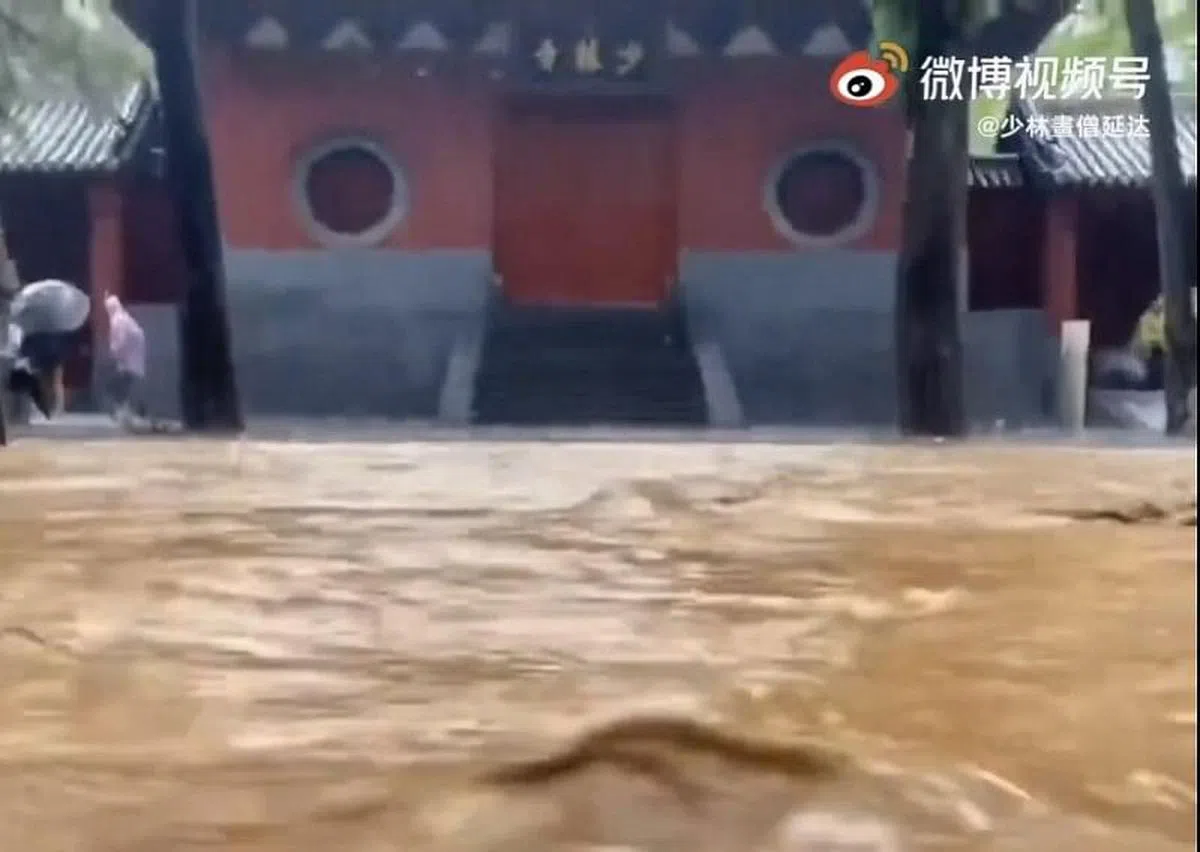 河南嵩山少林寺景区昨天临时发布紧急关闭通知，少林寺山门前河水汹涌。（互联网）