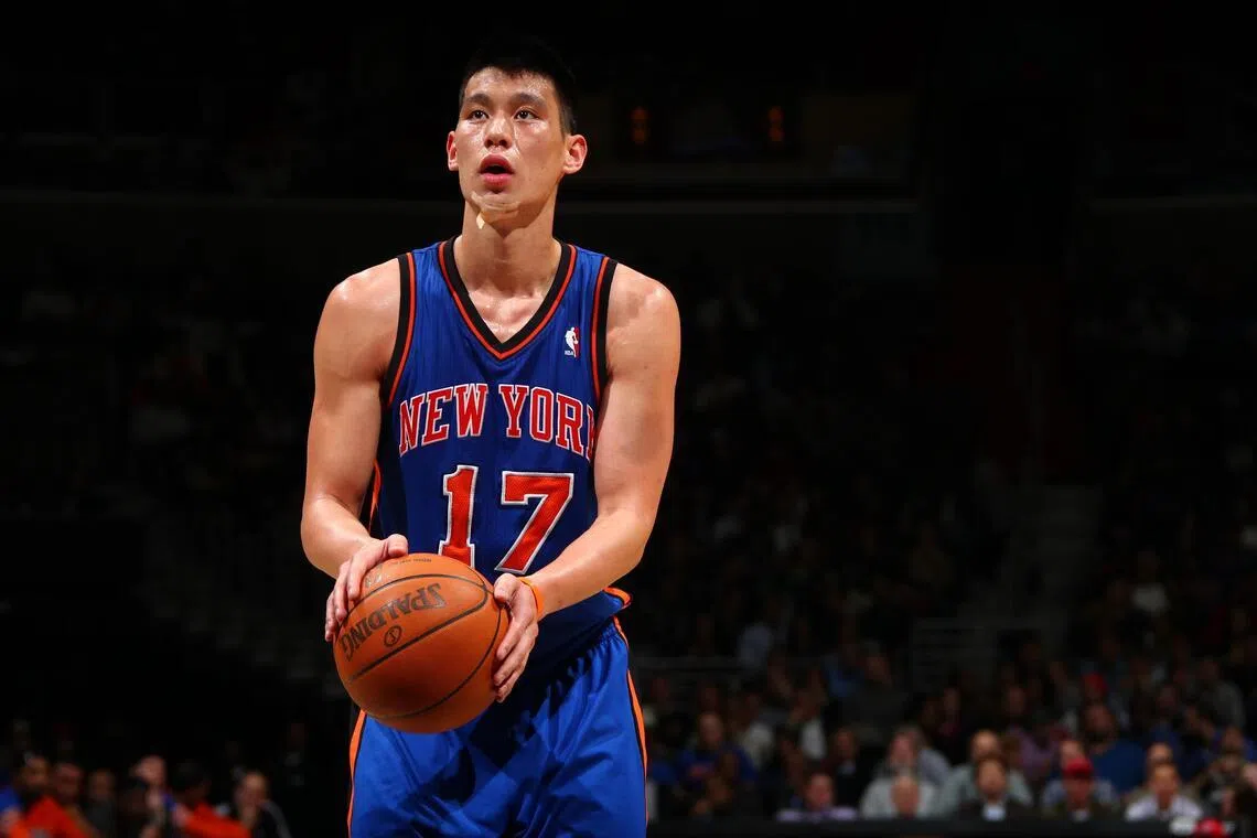 林书豪是继姚明之后，NBA史上又一名声大噪的华人球星，自2012年效力纽约尼克斯期间一举成名，场均砍下24.6分、9.2次助攻、4.1个篮板，就此掀起了席卷全球的“林来疯”潮流。他去年8月宣布退役，结束15年的篮球生涯。（NBA提供）