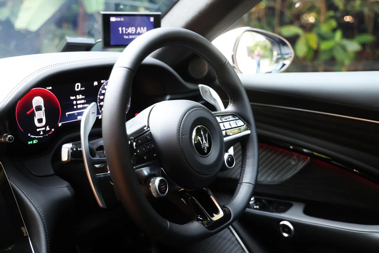 方向盘的控制感非常扎实，让人充满驾驶信心。（蔡家增摄）