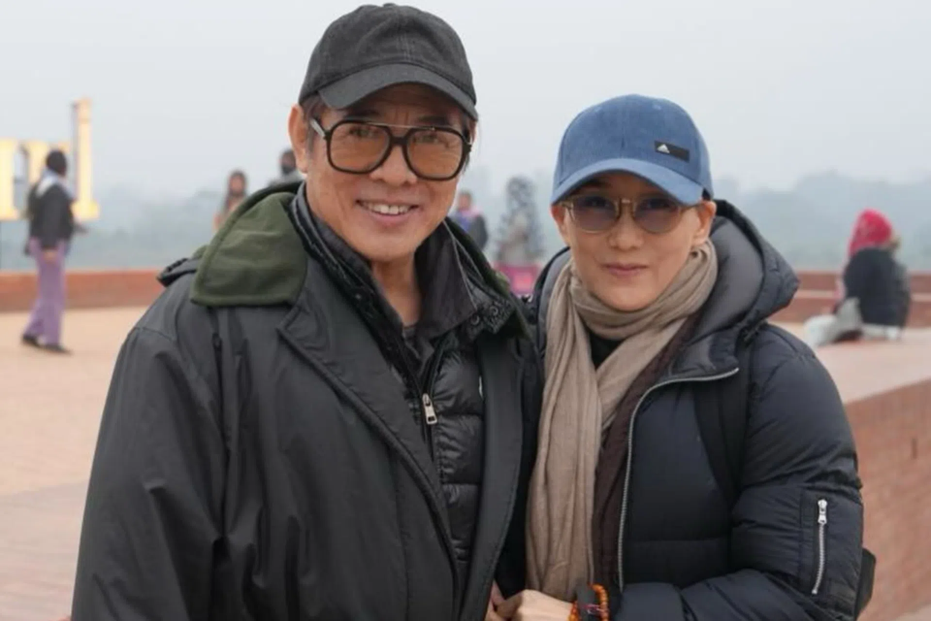 李连杰（左）大赞现任妻子利智视两继女如己出，甚至为她们安顿好生活费，可以一辈子无忧。（取自李连杰IG）