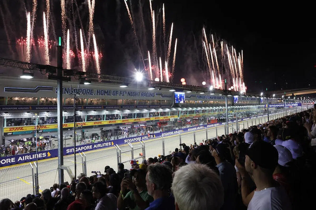 2022年新加坡大奖赛圆满落幕，滨海湾一带的上空也燃起了璀璨烟花。（邝启聪摄）