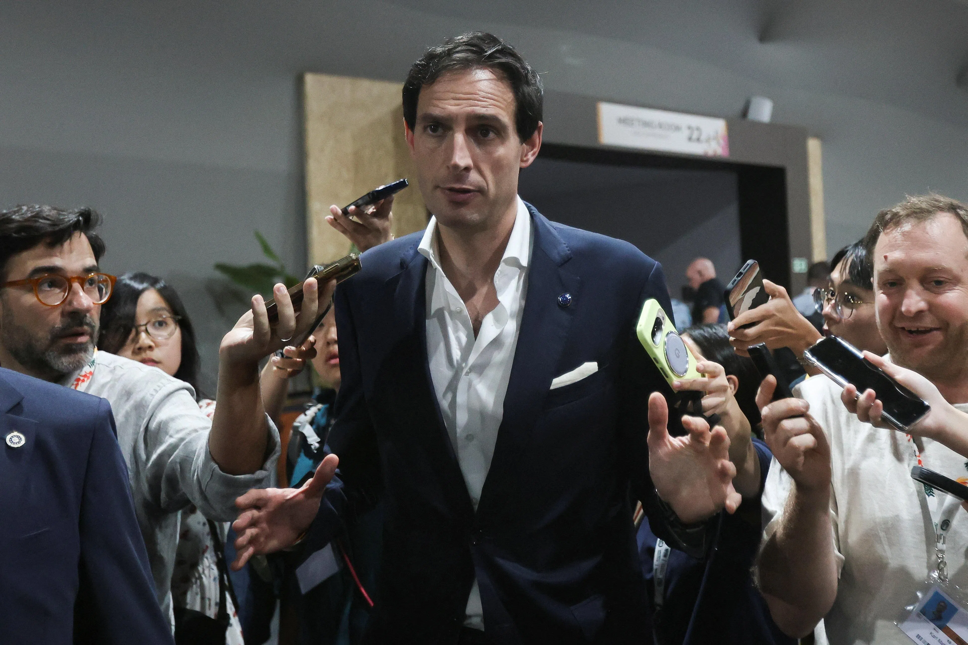 欧盟气候行动委员沃普克·胡克斯特拉星期五告诉媒体，目前提出的气候方案令人无法接受，与理想的协议相差甚远，COP30很可能以无协议的局面收场。（路透社）