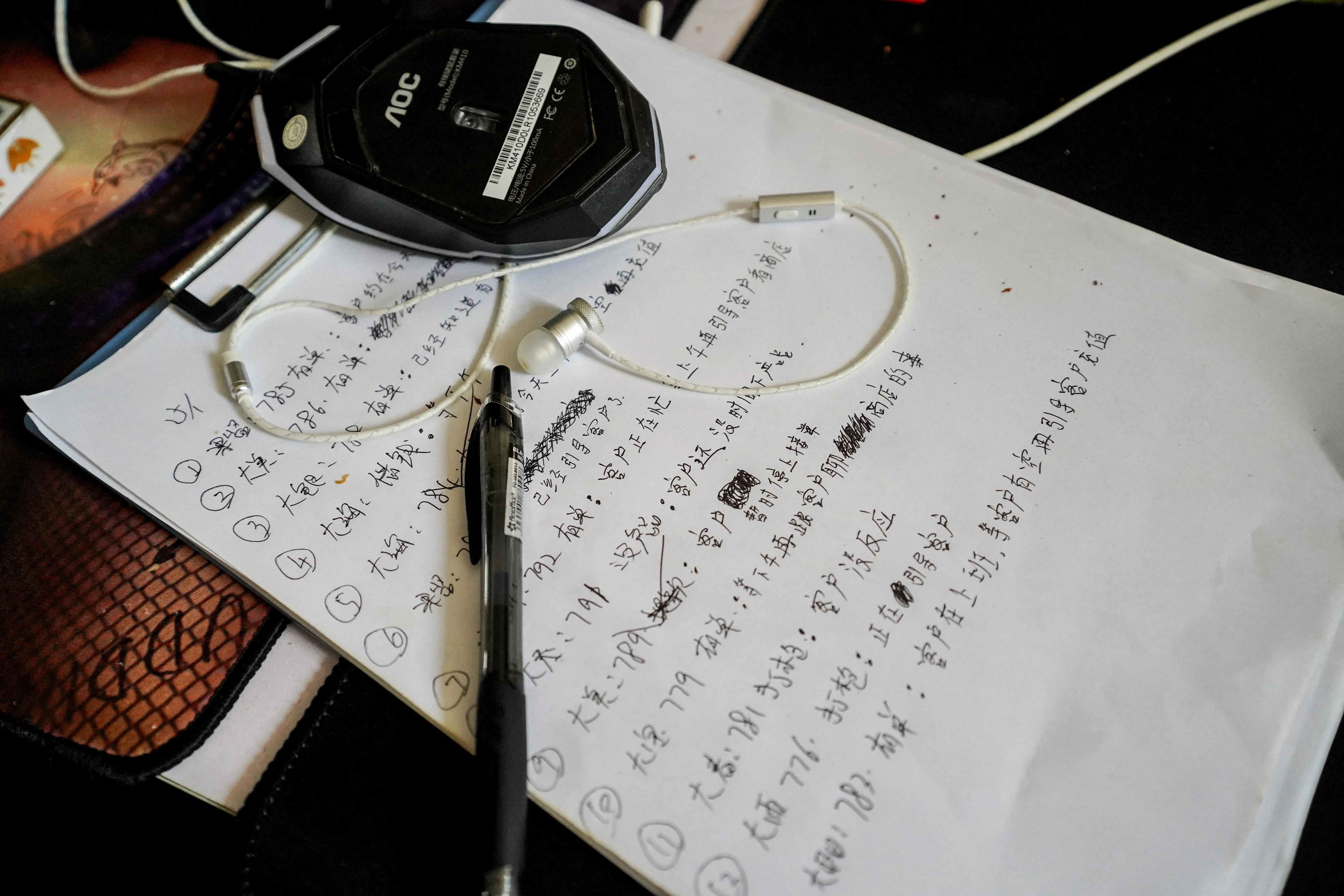 柬埔寨警方近日在贡布省捣破一个名为“我的赌场”（My Casino）的诈骗园区，媒体记者获准参观时，拍摄到一份用于诈骗对话的中文脚本。（路透社）