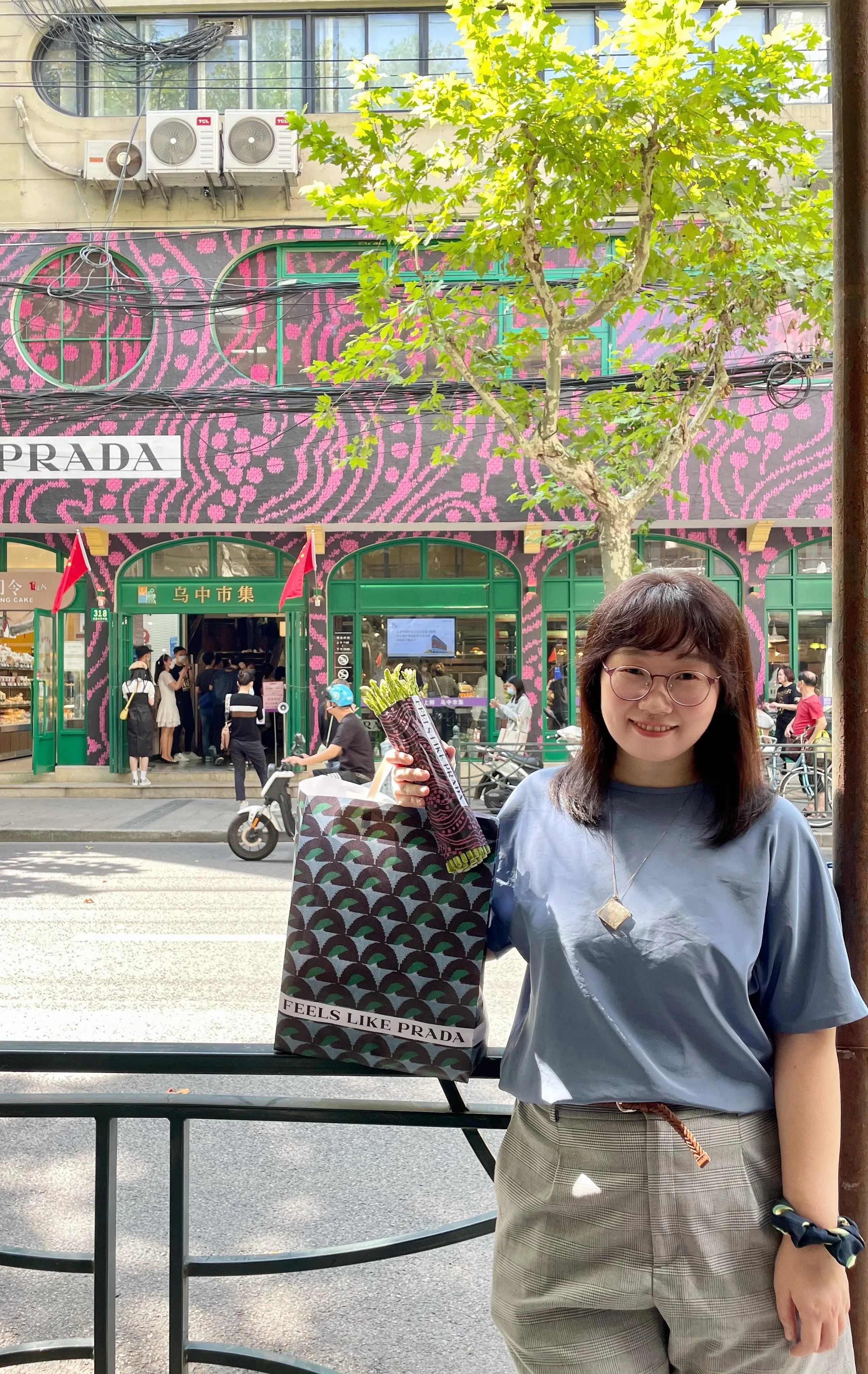 2021年普拉达在上海乌中市集举办快闪活动，市场里的蔬菜都包裹品牌印花包装。图为同行为记者拍摄的打卡照。（陈婧提供）