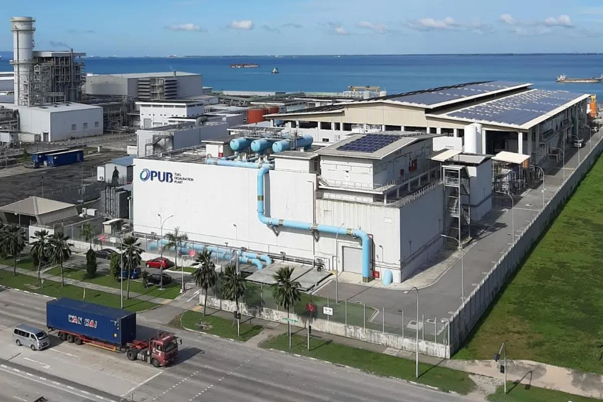 公司负责建造的我国第三座海水淡化厂，逾半数的屋顶上装有太阳能板，可满足工厂的部分能源所需。（图/受访者提供）