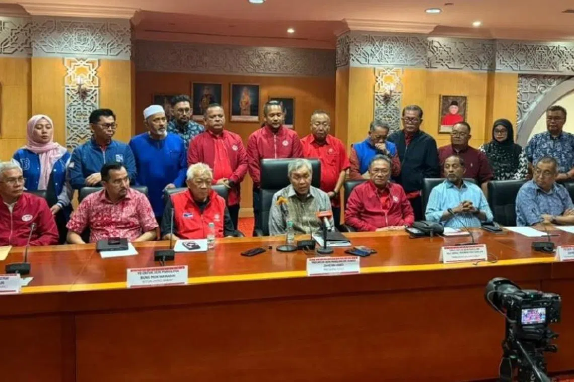 国阵主席阿末扎希（前排中）宣布，国阵在来临的沙巴州选举中不会与沙盟合作。沙巴国阵曾是州政府一员，但在2023年1月，沙巴巫统主席邦莫达（前排左三）尝试推翻哈芝芝的行动失败后，国阵已被排除出沙巴州政府。（档案照片）