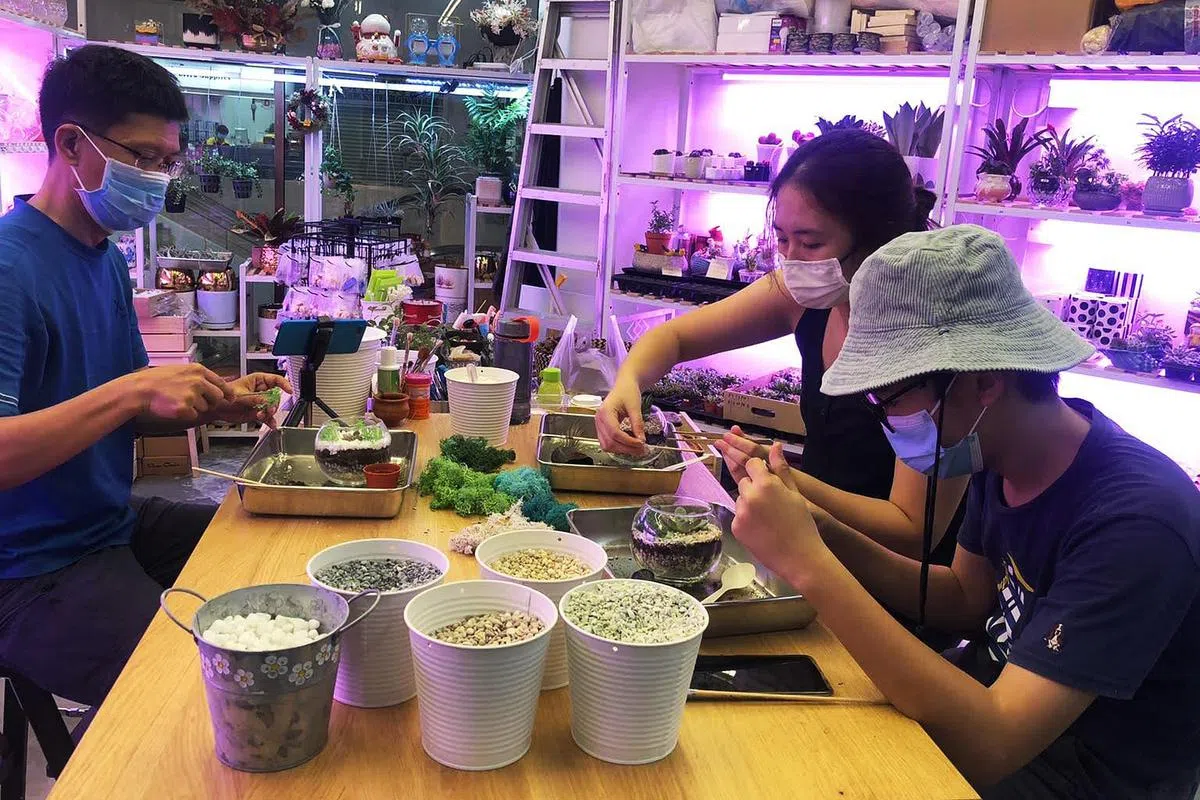 女皇镇之旅的Gift Plant Workshop，让你与家人一起学习动手制作瓶中景，带回家留作纪念，结束难忘的行程。注：拍摄时有遵守安全社交距离规定。（图／X-TREKKERS ADVENTURE CONSULTANT提供）