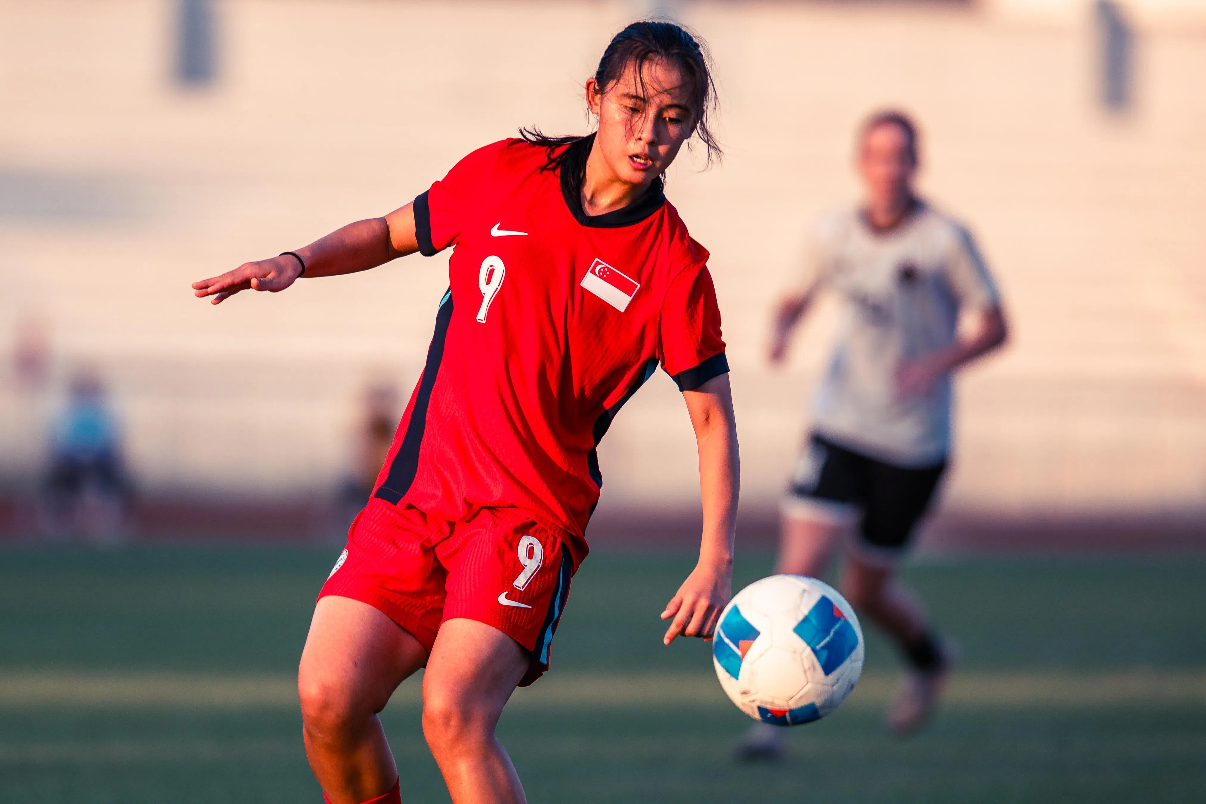 旅日的我国前锋陈乐恩在边路十分活跃，送出一记德布吕纳式的弧线助攻。（新加坡足球总会提供）