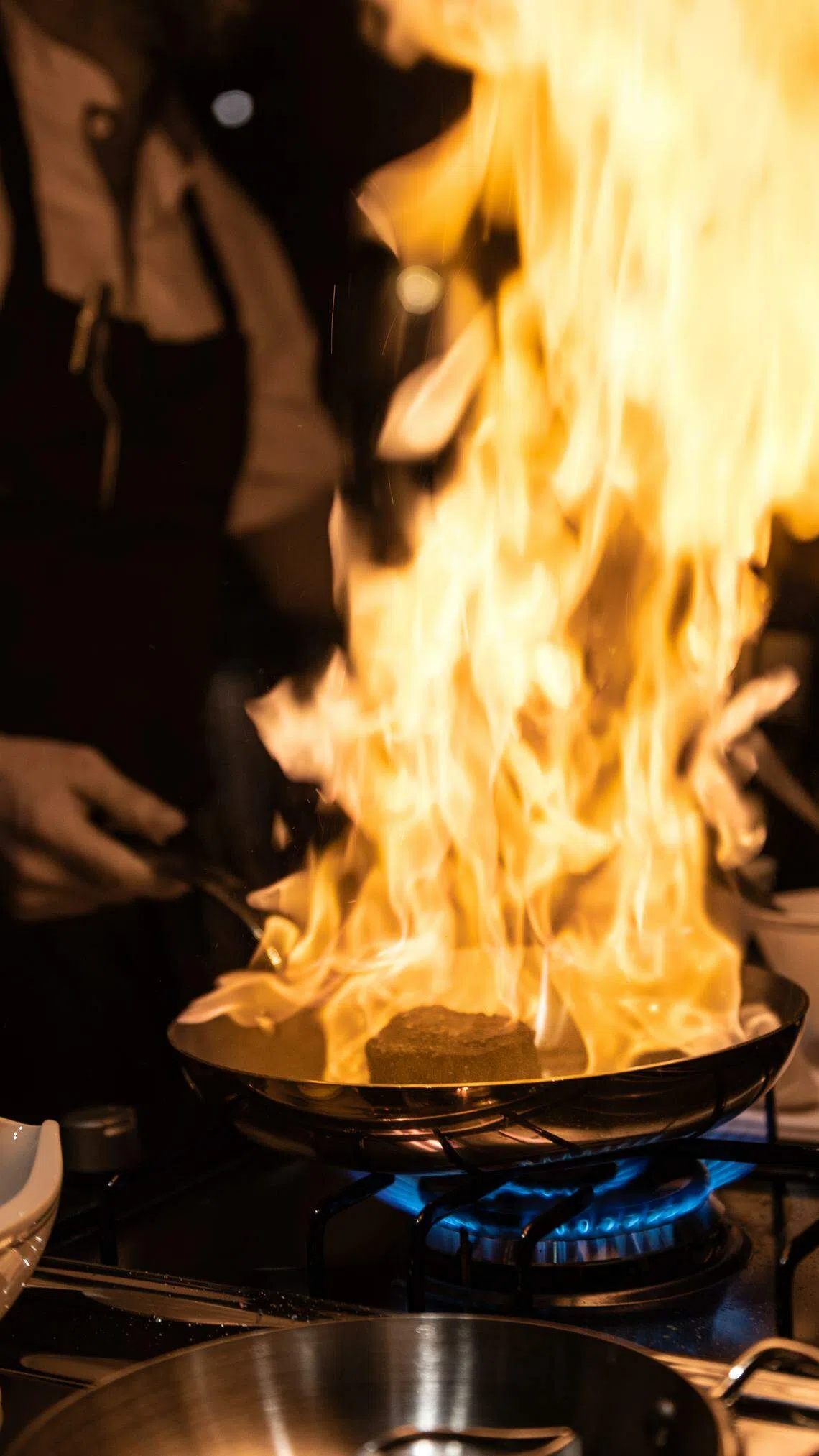 服务员在餐桌旁烹调威士忌焰烧牛肉，是Brasserie Astoria桌边美食之一。（餐馆提供）