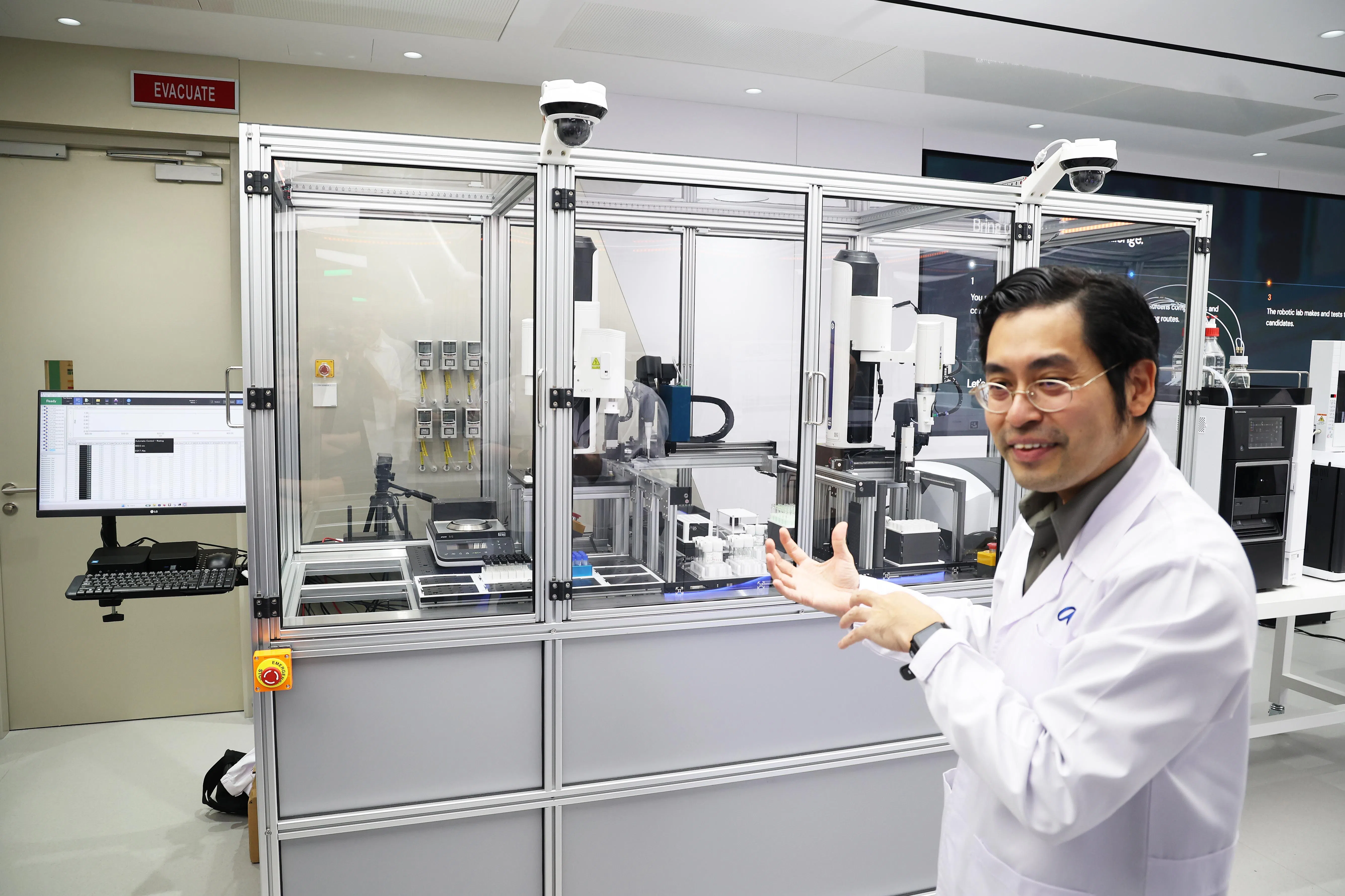 实验室中的Qubot机器每天能够处理约200个样本，速度比传统手工实验快约100倍，帮助科学家从海量可能的组合中快速找到有前景的合成路径。（蔡家增摄）