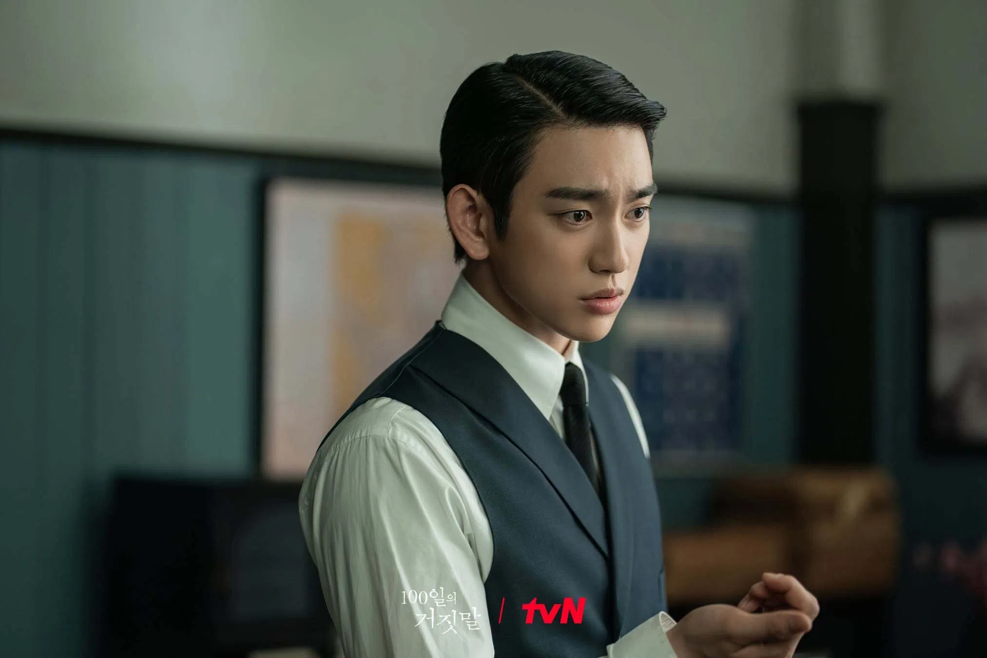 朴珍荣饰演的佐藤英雄，纠结于身份和国家认同。（取自tvN Drama脸书）