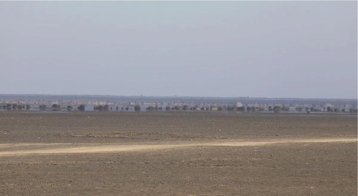新疆库木塔格沙漠出现的“下蜃景”海市蜃楼景象（中新社）