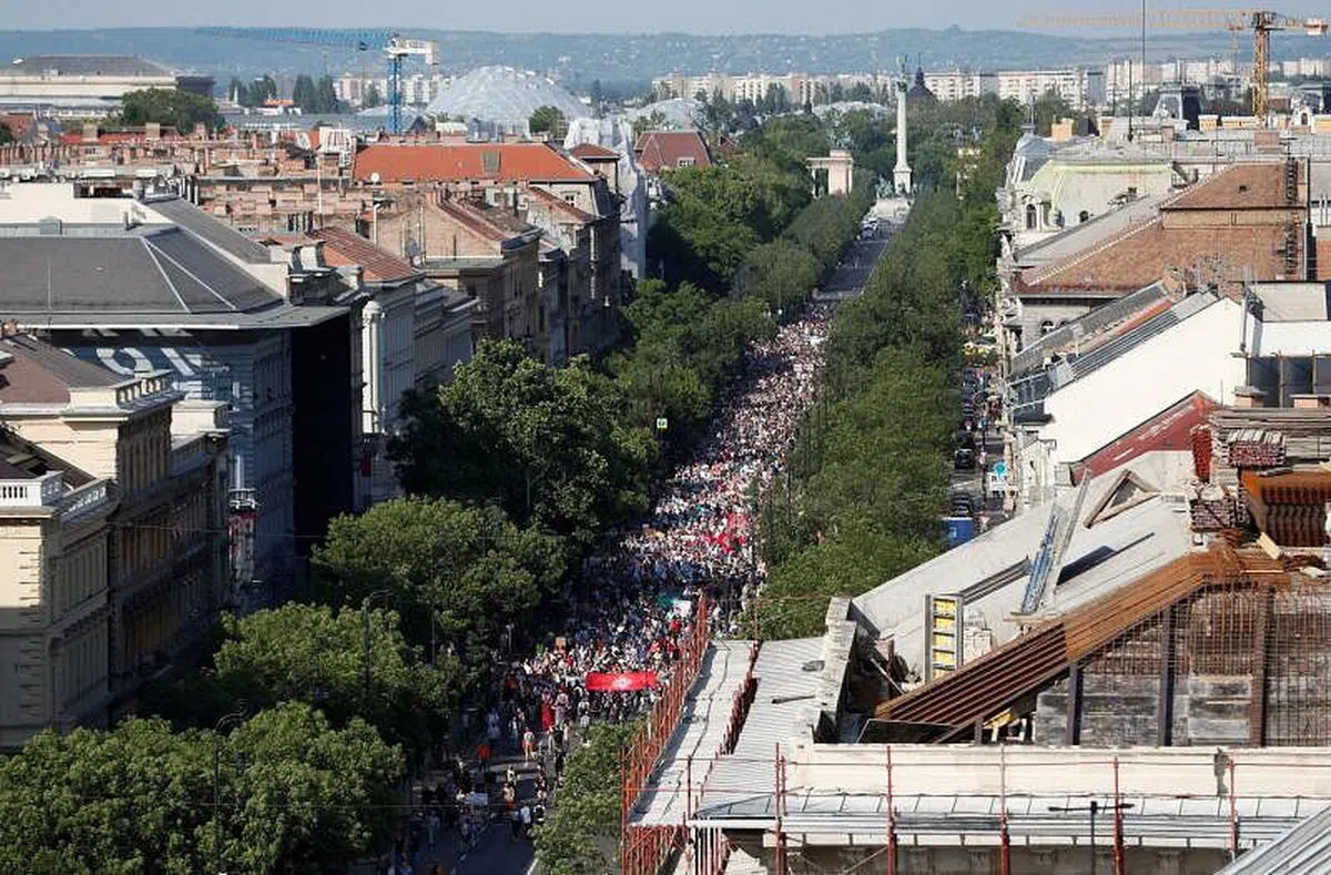 示威者在布达佩斯沿街抗议政府要在这座城市兴建中国复旦大学分校的计划。（路透社）