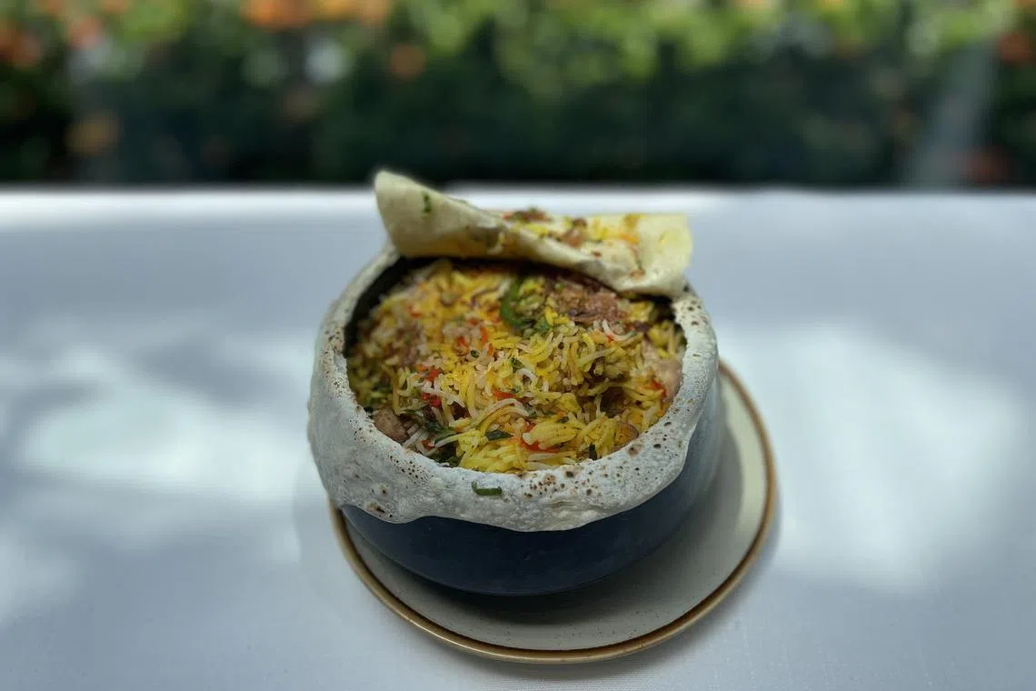 SanSara的鸡肉黄姜饭“Lucknowi Murgh Dum Biryani”富有香料香气。（黄靖晶摄）