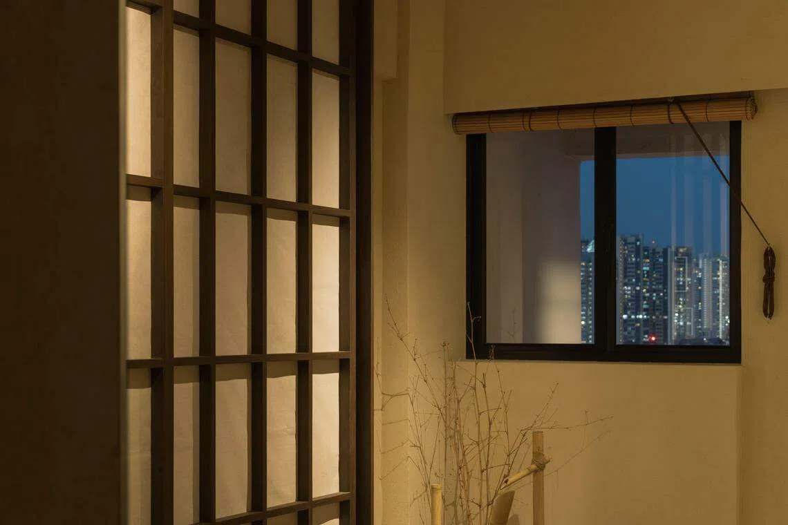 屋主希望能从这个位于市中心的居所感受这座城市的活力，并将居所里的动与静的元素延伸到户外邻里，成为里外呼应的居住环境。（PI Architects）