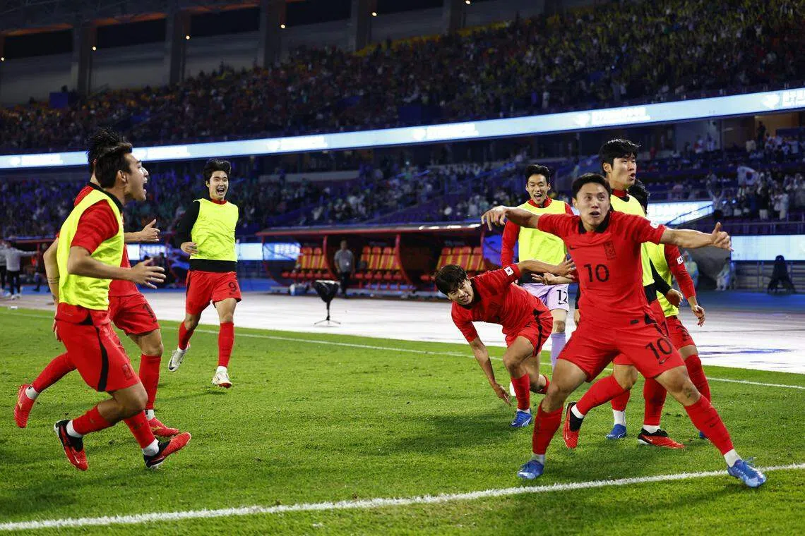 曺永旭（10号）进球后激动庆祝，在板凳席上的替补球员们也一涌而上。（路透社）