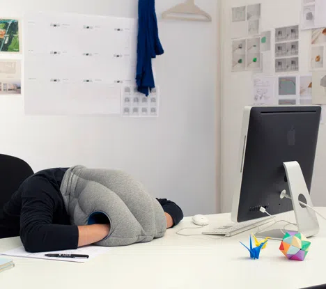 套起来像外星人的初版Ostrichpillow。（Ostrichpillow提供）