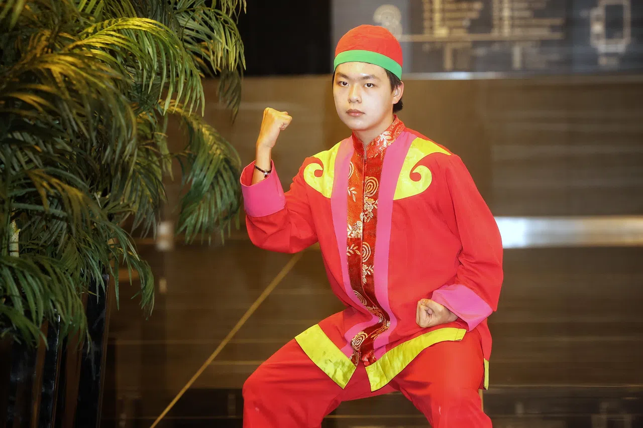 国庆庆典舞台对朱峻锐来说并不陌生，去年他是训练员，负责指导流程与舞步，今年首次以表演者身份登场。（郑一鸣摄）