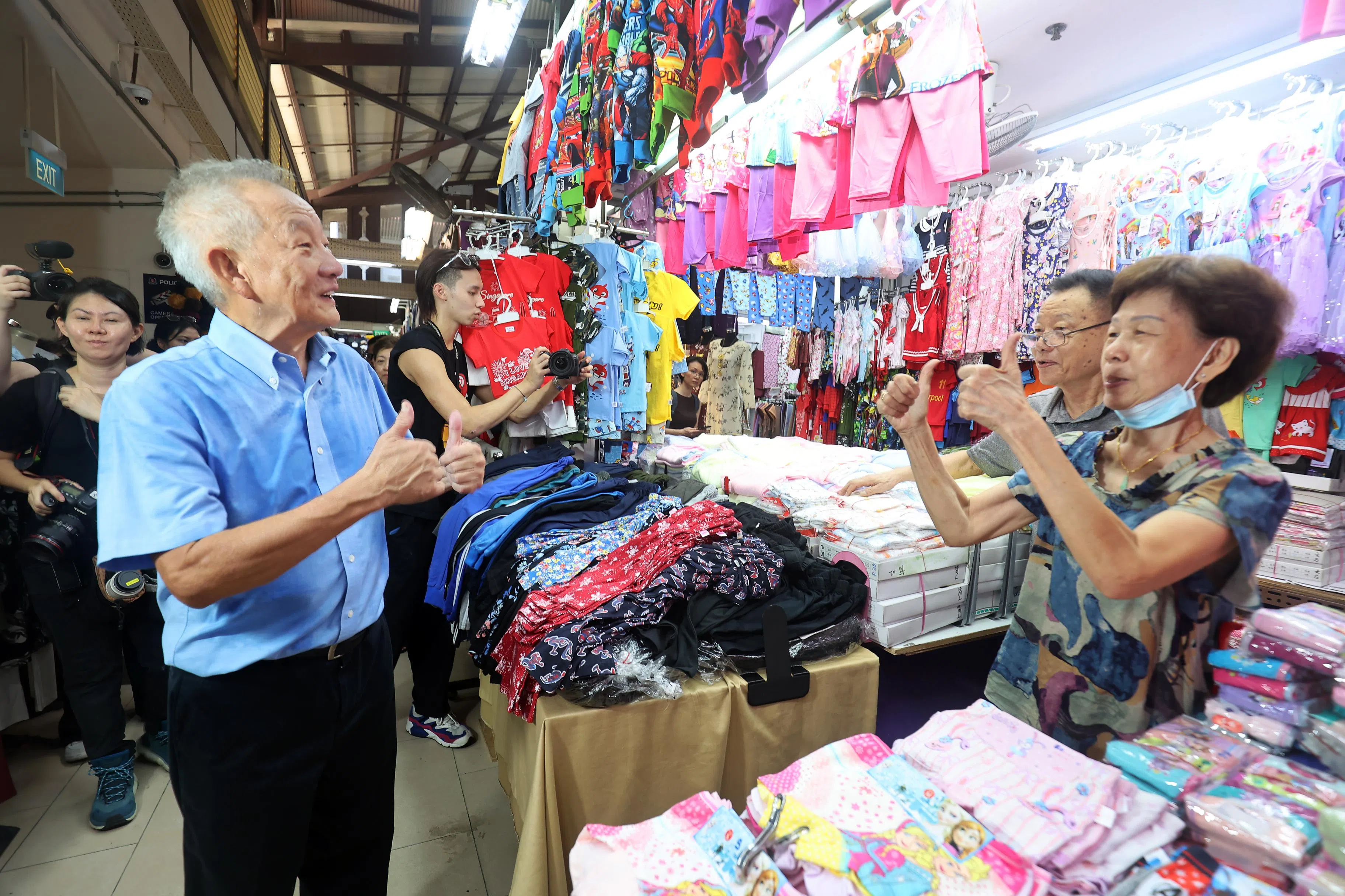 芽笼士乃巴刹也有华人档口，黄国松（左）用潮州话与店主交流，得到店主热烈回应。（萧紫薇摄）