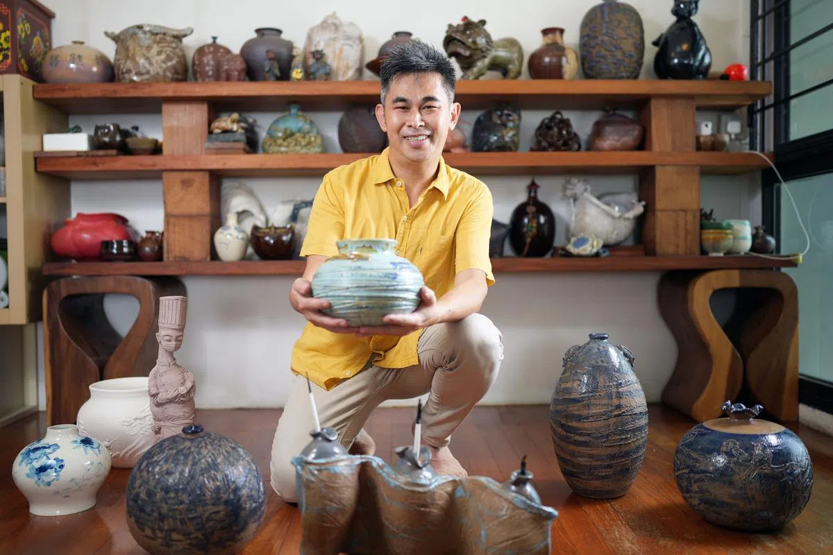 1992年，梁志贤为了参加厨艺比赛，要为自己烹制的菜肴手作盘子，而决定向哥哥讨教学习陶艺。（谢智扬摄）